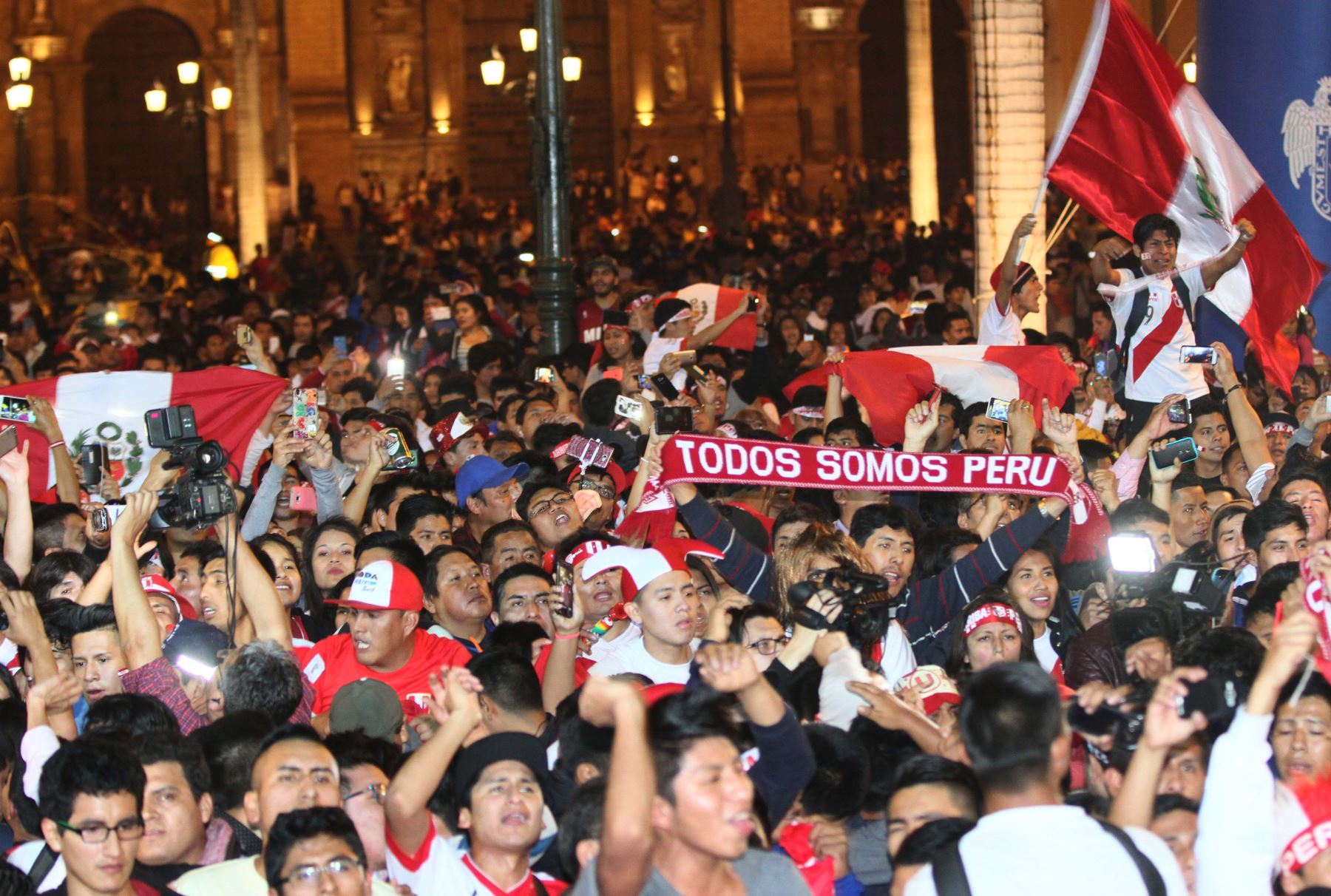 Hinchas celebraron los resultados del Perú-Argentina en la Plaza Mayor. Foto: ANDINA/Jhony Laurente.