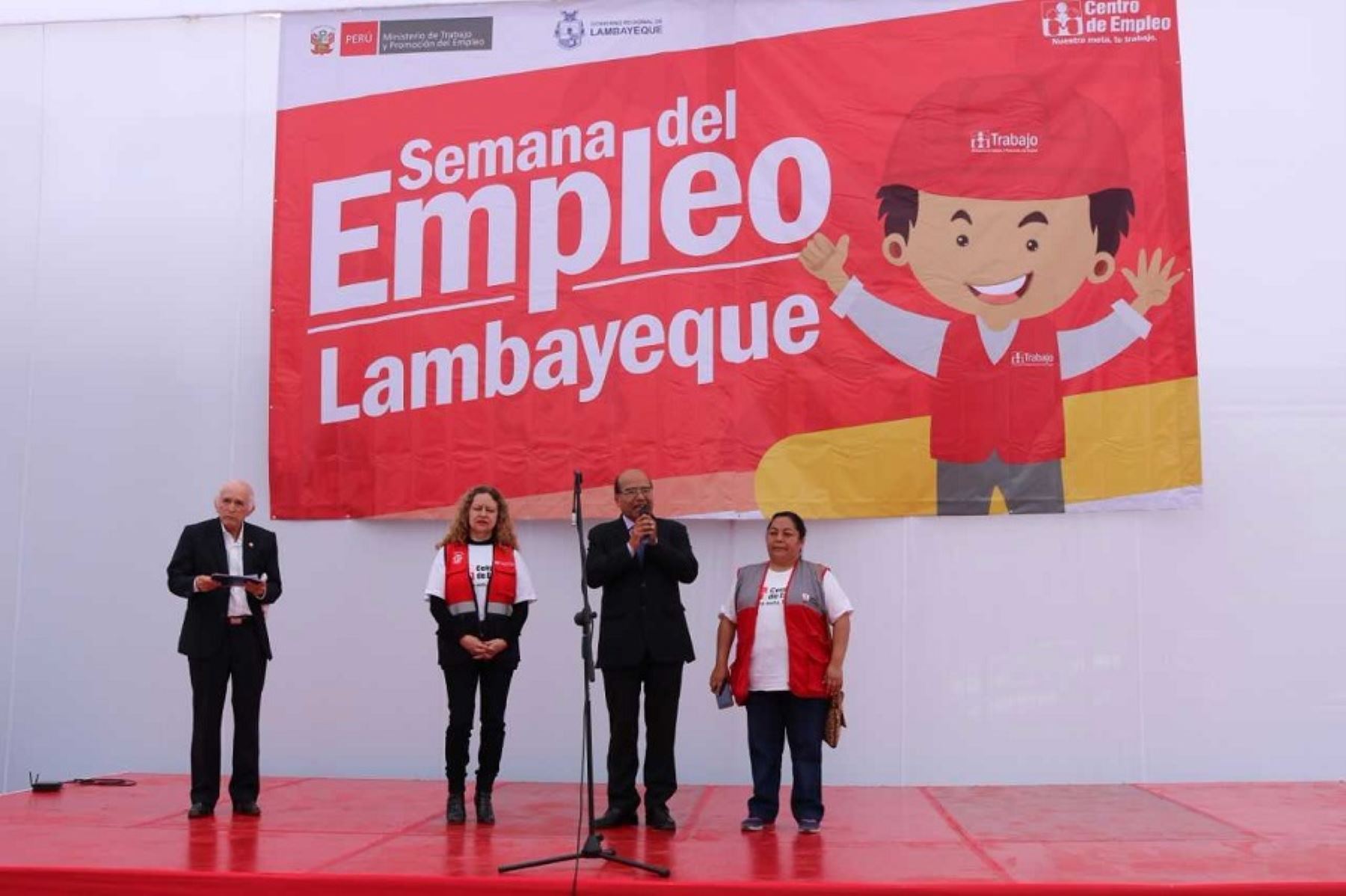 El Centro de Empleo de la Gerencia Regional de Trabajo y Promoción del Empleo y el Ministerio de Trabajo ofrecen 2,500 oportunidades laborales en la Semana del Empleo, que se inauguró en la Casa Comunal de la Juventud de la ciudad de Chiclayo, en la región Lambayeque.