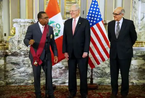 Presidente Kuczynski otorga Orden El Sol del Perú en el Grado de Gran Cruz al embajador estadounidense Brian A. Nichols. Foto: Prensa Presidencia.