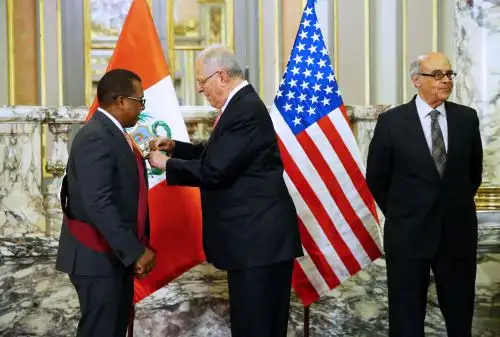 LIMA PERÚ, OCTUBRE 06. Presidente  Kuczynsci otorga Orden del Sol de Perú en el grado de Gran Cruz al Embajador Americano, Brian A. Nichols. Foto: ANDINA/Prensa Presidencia