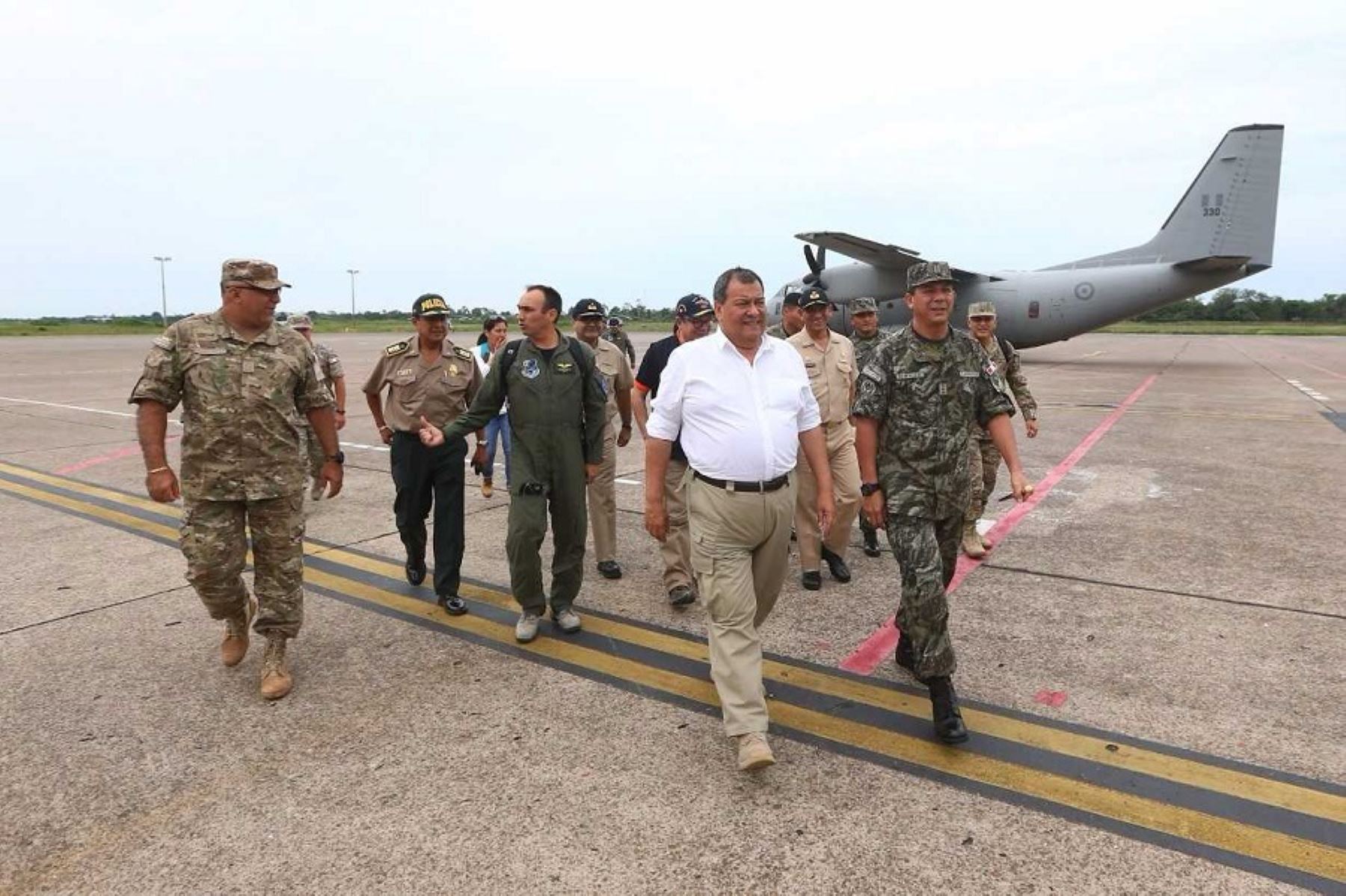 Ministro de Defensa, Jorge Nieto llega al A.H.Playa Hermosa en distrito de Belén, Iquitos, para supervisar acción cívica y entrega de ayuda humanitaria.