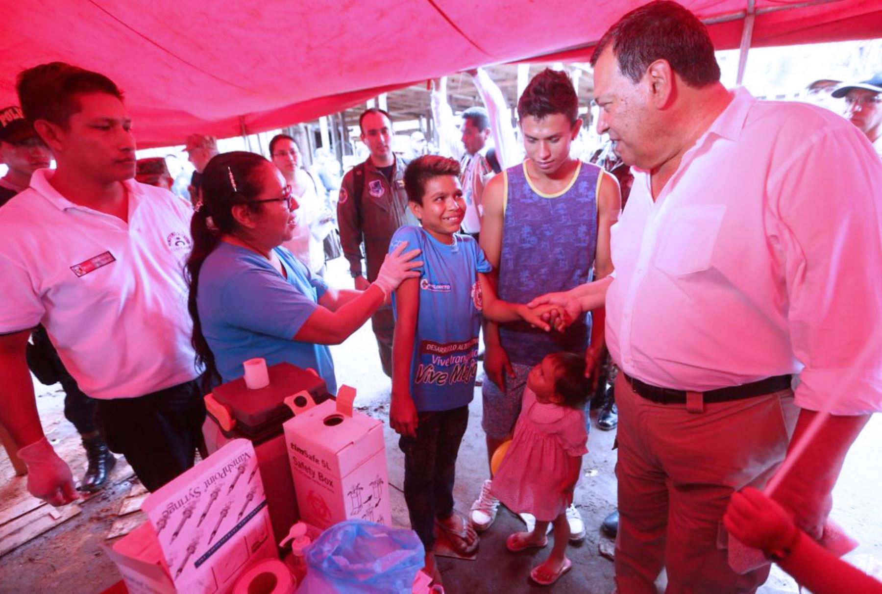 Ministro de Defensa, Jorge Nieto llega al A.H.Playa Hermosa en distrito de Belén, Iquitos, para supervisar acción cívica y entrega de ayuda humanitaria.