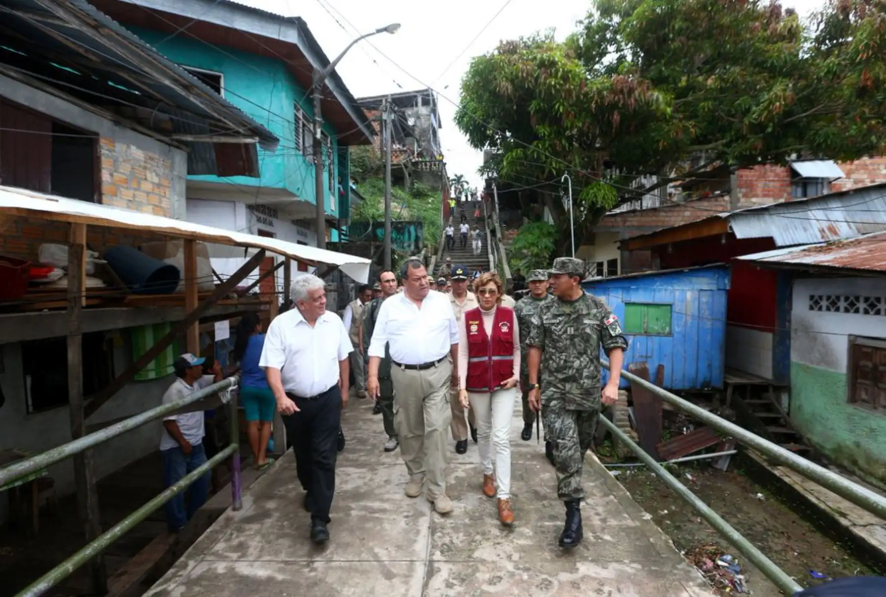 Ministro de Defensa, Jorge Nieto llega al A.H.Playa Hermosa en distrito de Belén, Iquitos, para supervisar acción cívica y entrega de ayuda humanitaria.
