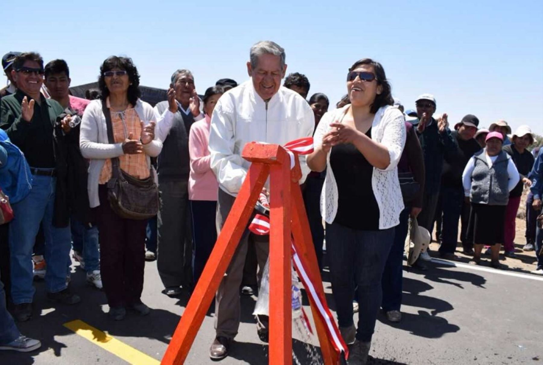 La nueva carretera inaugurada por el alcalde provincial de Tacna, Luis Torres Robledo, en el distrito fronterizo de La Yarada-Los Palos, se convertirá en una importante vía que facilitará el transporte de los productos agrícolas y pesqueros, además de fomentar el turismo, sostuvo la autoridad edilicia.
