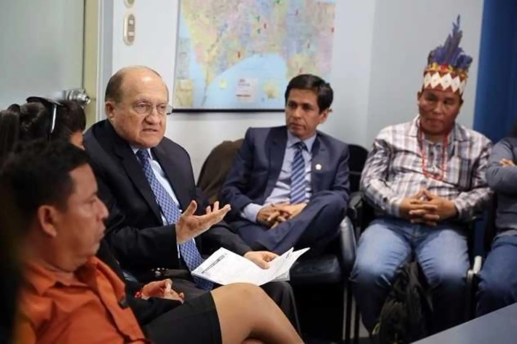 El ministro de Salud, Fernando D’Alessio recibió en su despacho a los Apus de las cuencas de los ríos Chambira, Pastaza, Marañón, Tigre y Corrientes de la región Loreto, con el objetivo de dialogar sobre las alternativas de solución a los problemas de salud de las cinco cuencas que agrupa a más de 90,000 pobladores.