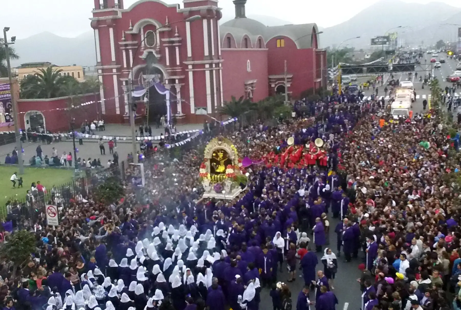 La sagrada imagen del Señor de los Milagros, en su primer recorrido procesional del 2017, visita la iglesia de Santa Rosa de Lima. Foto: ANDINA/Jhony Laurente