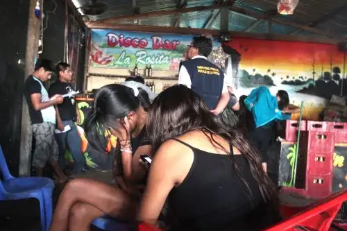 Gracias a la denuncia de un ciudadano a la línea 1818, opción 1, del Ministerio del Interior (Mininter), la Policía Nacional rescató a 16 mujeres víctimas del delito de trata de personas, quienes eran explotadas sexual y laboralmente en la zona conocida como La Pampa, en la región Madre de Dios. ANDINA/Difusión