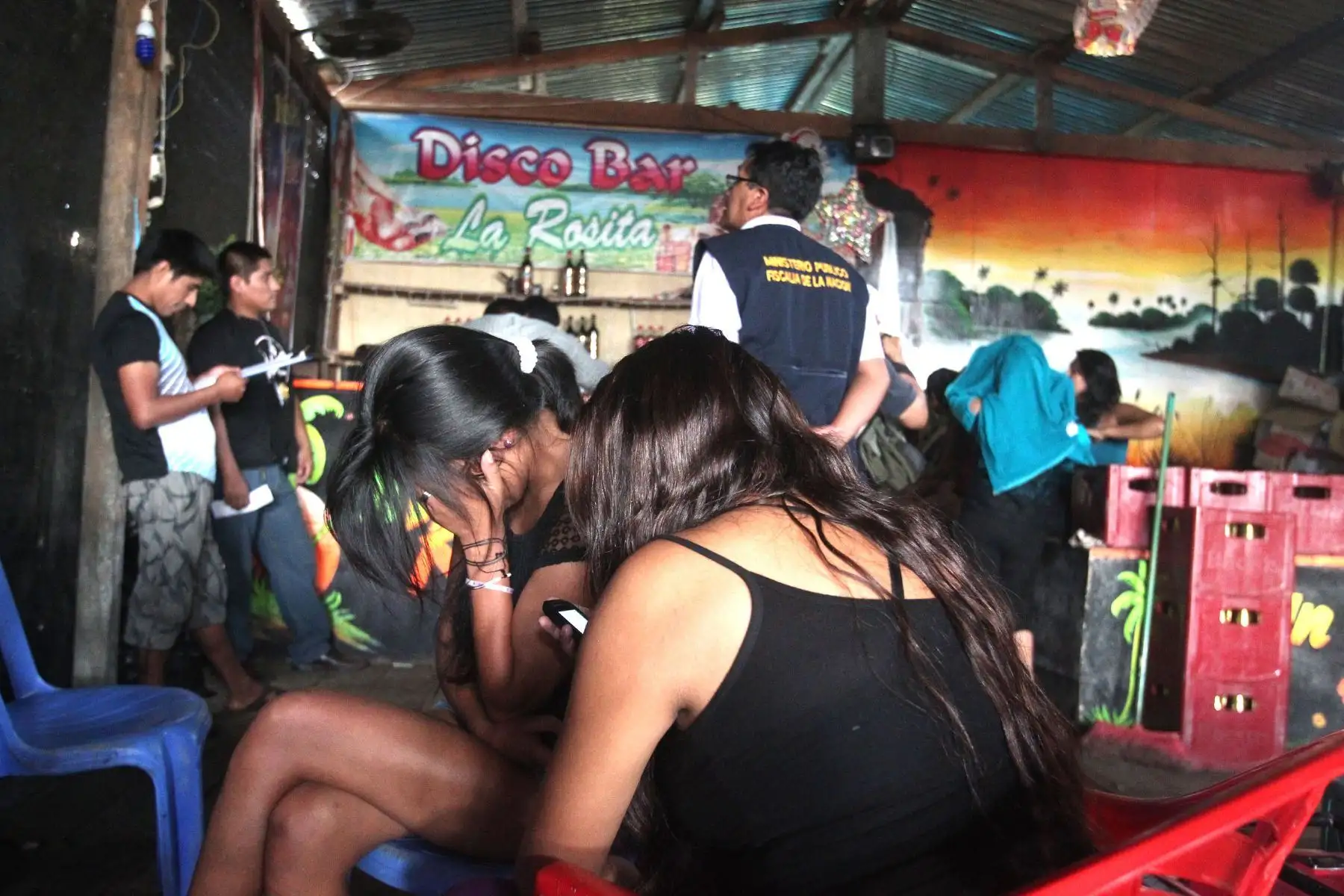 Gracias a la denuncia de un ciudadano a la línea 1818, opción 1, del Ministerio del Interior (Mininter), la Policía Nacional rescató a 16 mujeres víctimas del delito de trata de personas, quienes eran explotadas sexual y laboralmente en la zona conocida como La Pampa, en la región Madre de Dios. ANDINA/Difusión