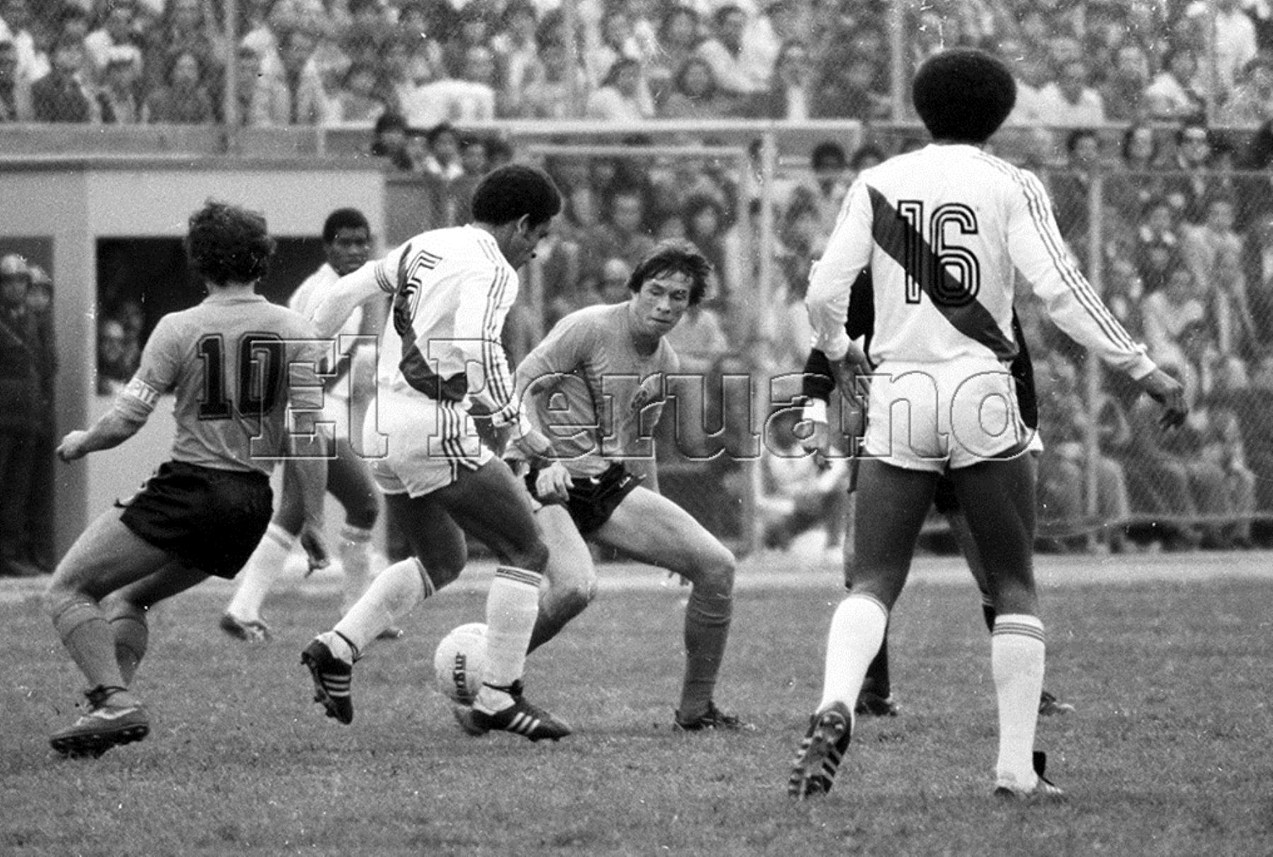 Lima - 16 de agosto 1981 / El capitán peruano Héctor Chumpitaz durante el partido que Perú le ganó a Colombia 2-0  por las eliminatorias sudamericanas para el Mundial España 82. El partido se jugó en el Estadio Nacional de Lima. Foto: ANDINA/archivo.