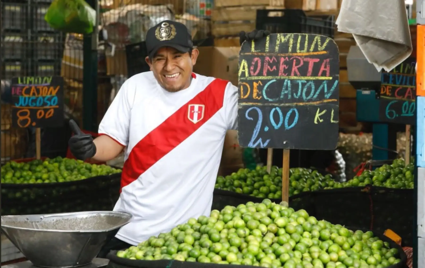 Comerciantes venden con la camiseta de la selección. Foto: MML
