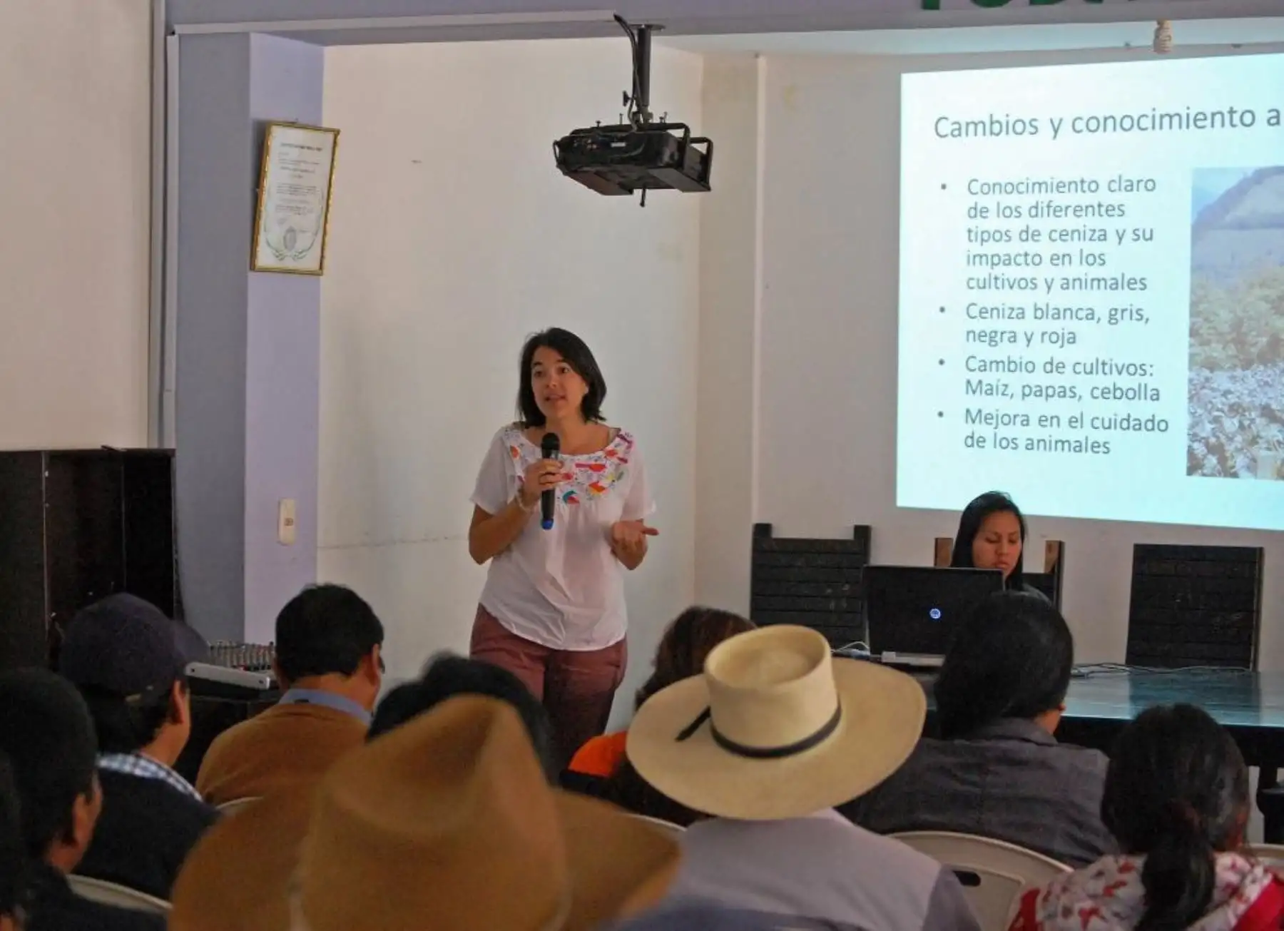 Teresa Armijos, especialista de Streva se encuentra en el valle del Colca para ayudar a mitigar impacto por cenizas de volcán Sabancaya, Arequipa. Foto: Cortesía/Ingemmet