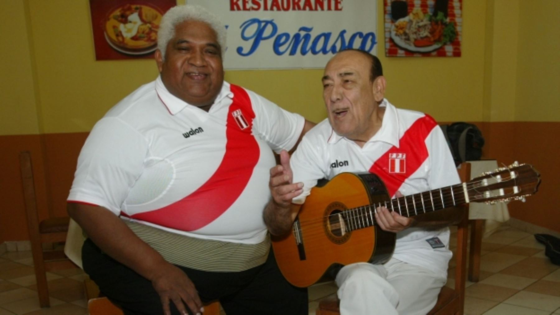 Arturo "Zambo" Cavero y Oscar Avilés, la dupla que nos hace cantar una de las canciones más emblemáticas para alentar a nuestra selección.