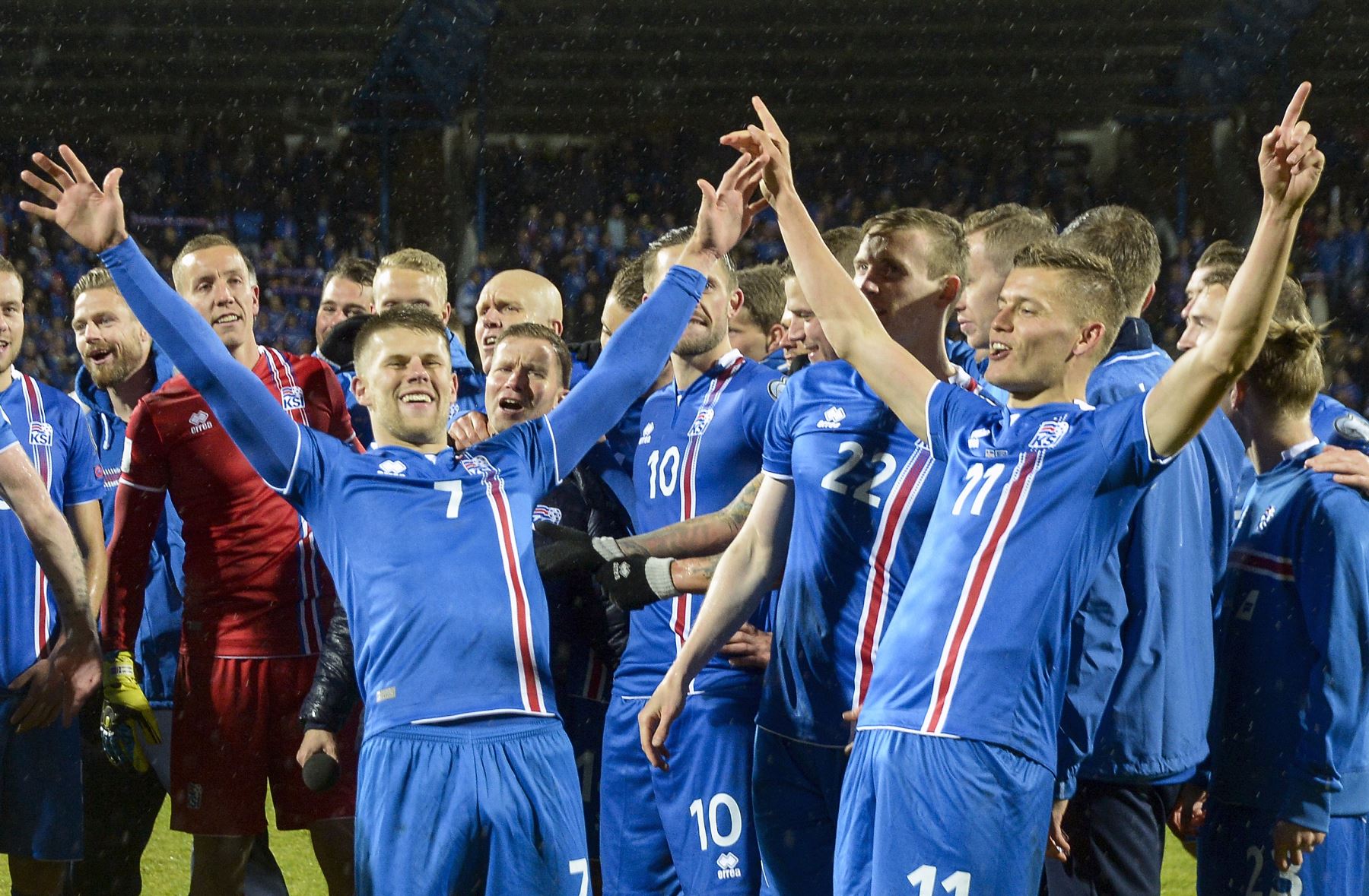 Johann Berg Gudmundsson celebra el ingreso de Islandia a su primer Mundial de su historia