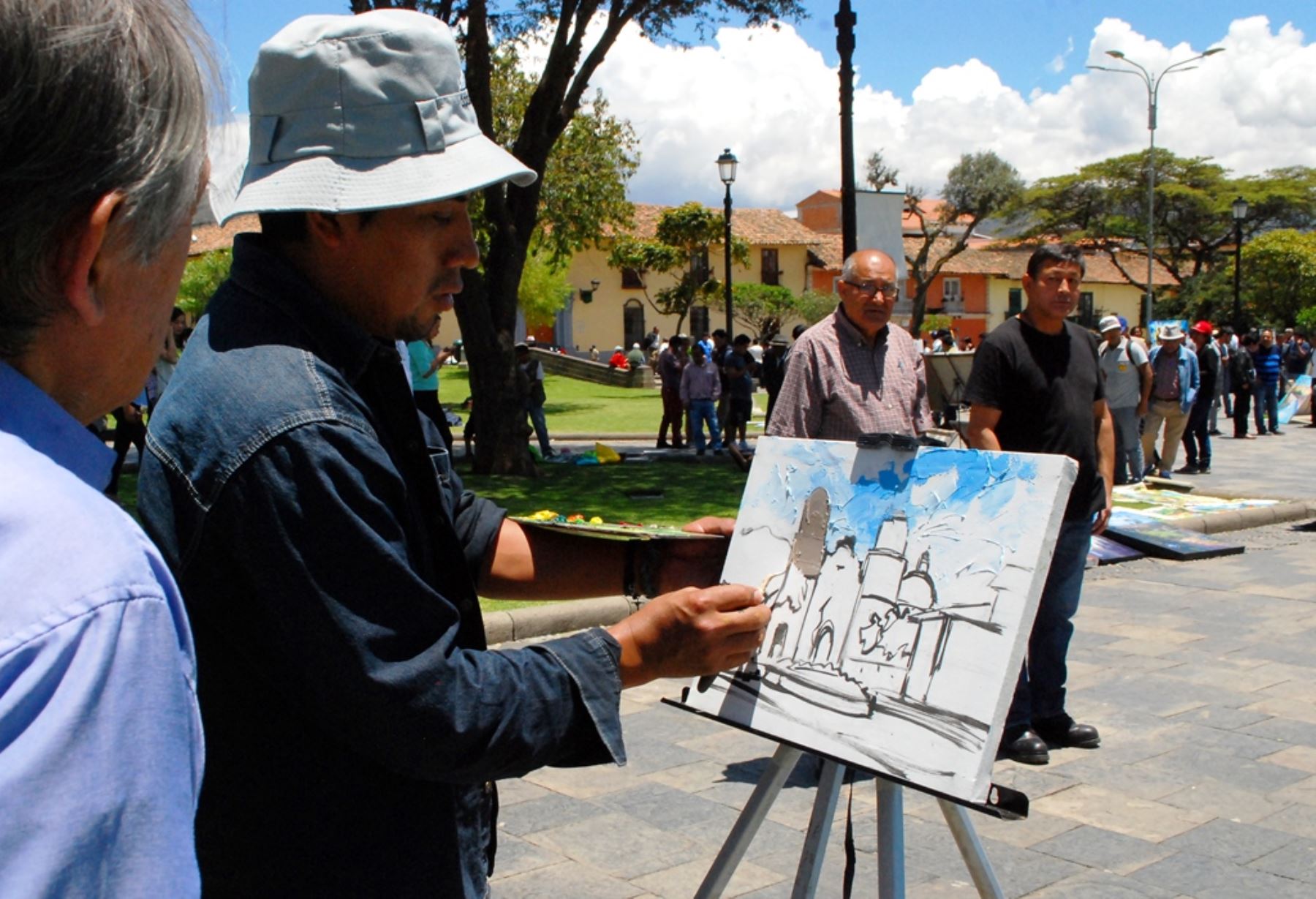 Artistas nacionales exhiben sus mejores obras en plaza de Armas de Cajamarca. ANDINA/Eduard Lozano