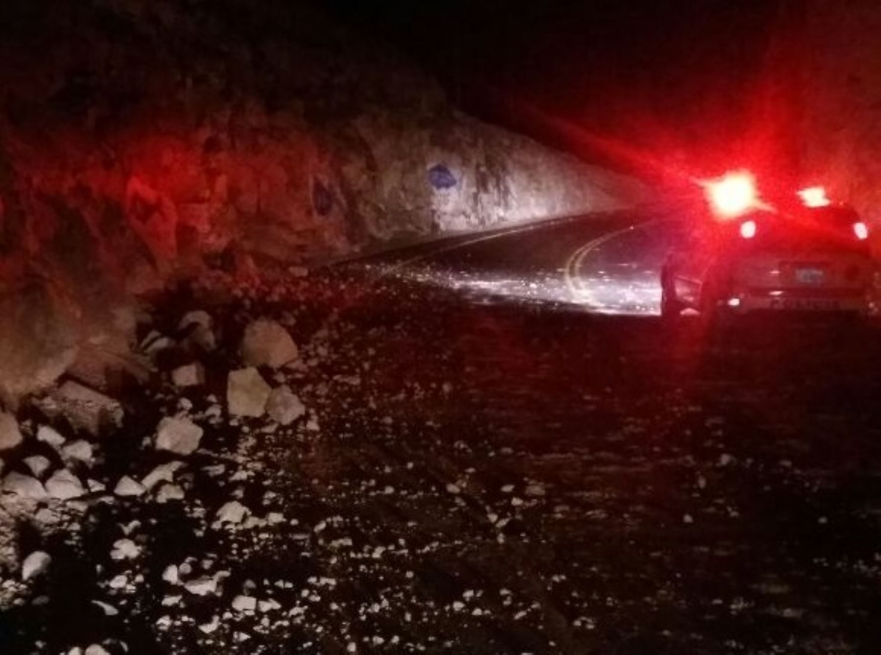 Sismo de 6.3 en Tacna deja cuatro heridos y provoca caída de piedras en vías.
