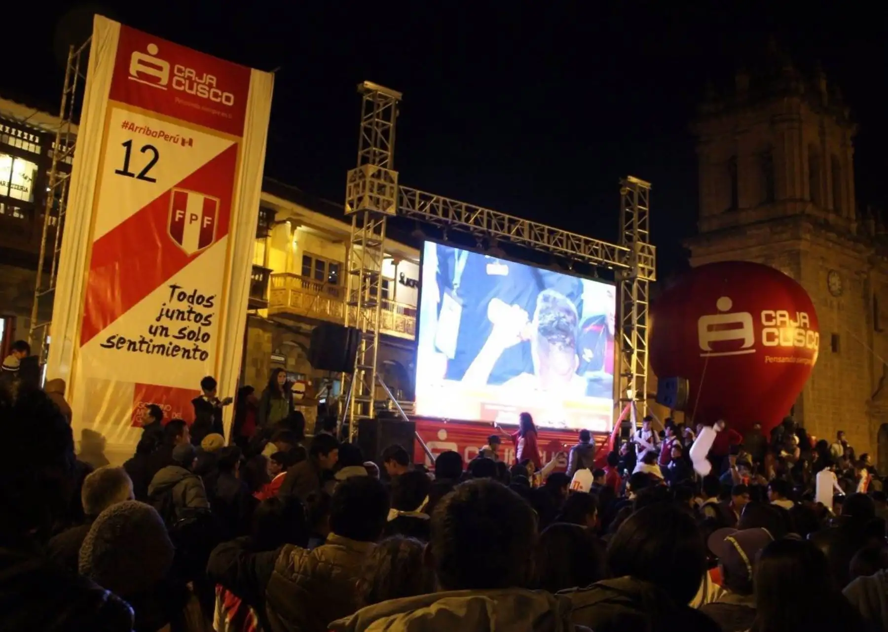 Cusqueños y turistas verán partido Nueva Zelanda Perú en pantalla gigante. ANDINA/Percy Hurtado