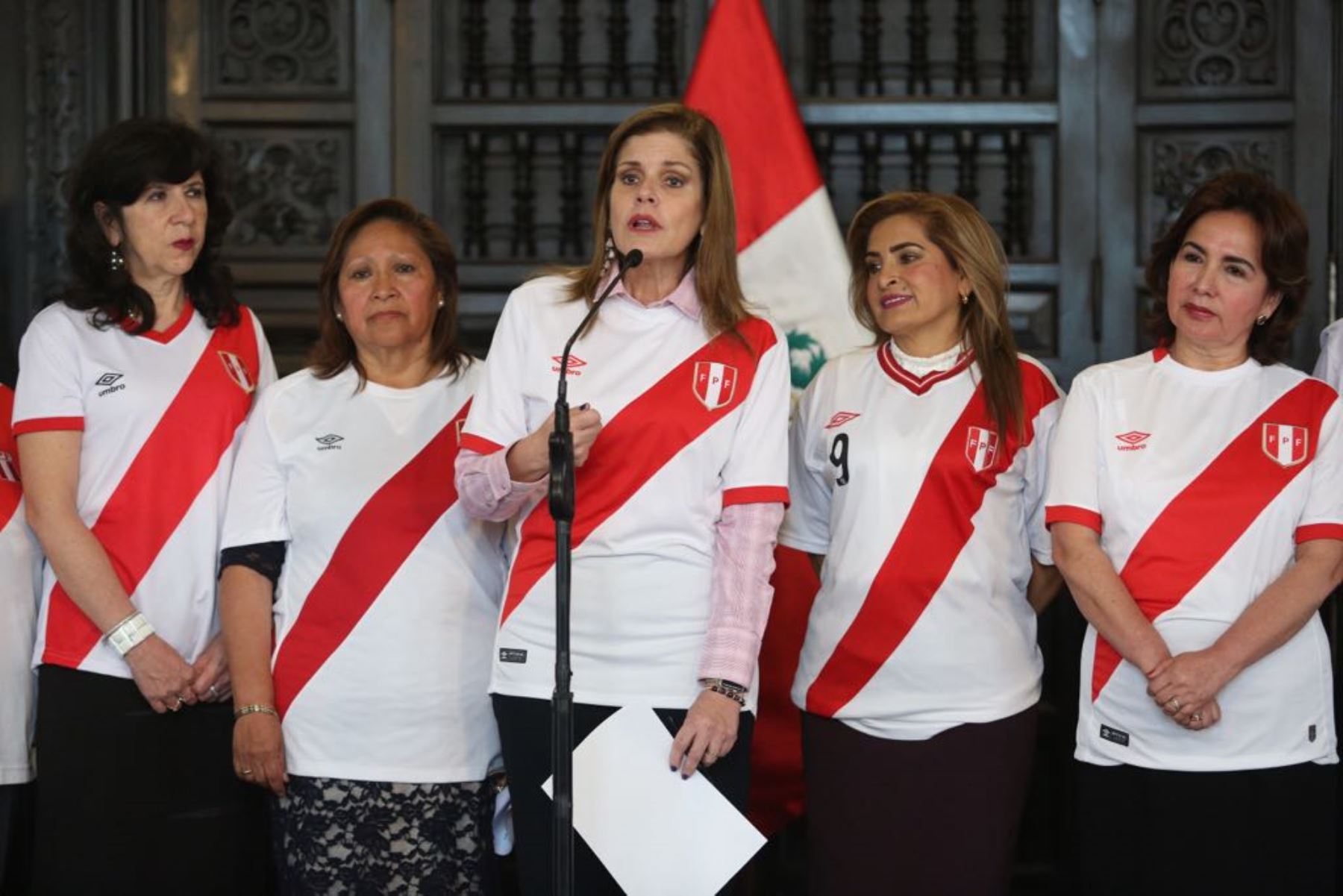 Jefa del Gabinete Ministerial, Mercedes Aráoz, insta a peruanos a luchar contra la violencia hacia la mujer.