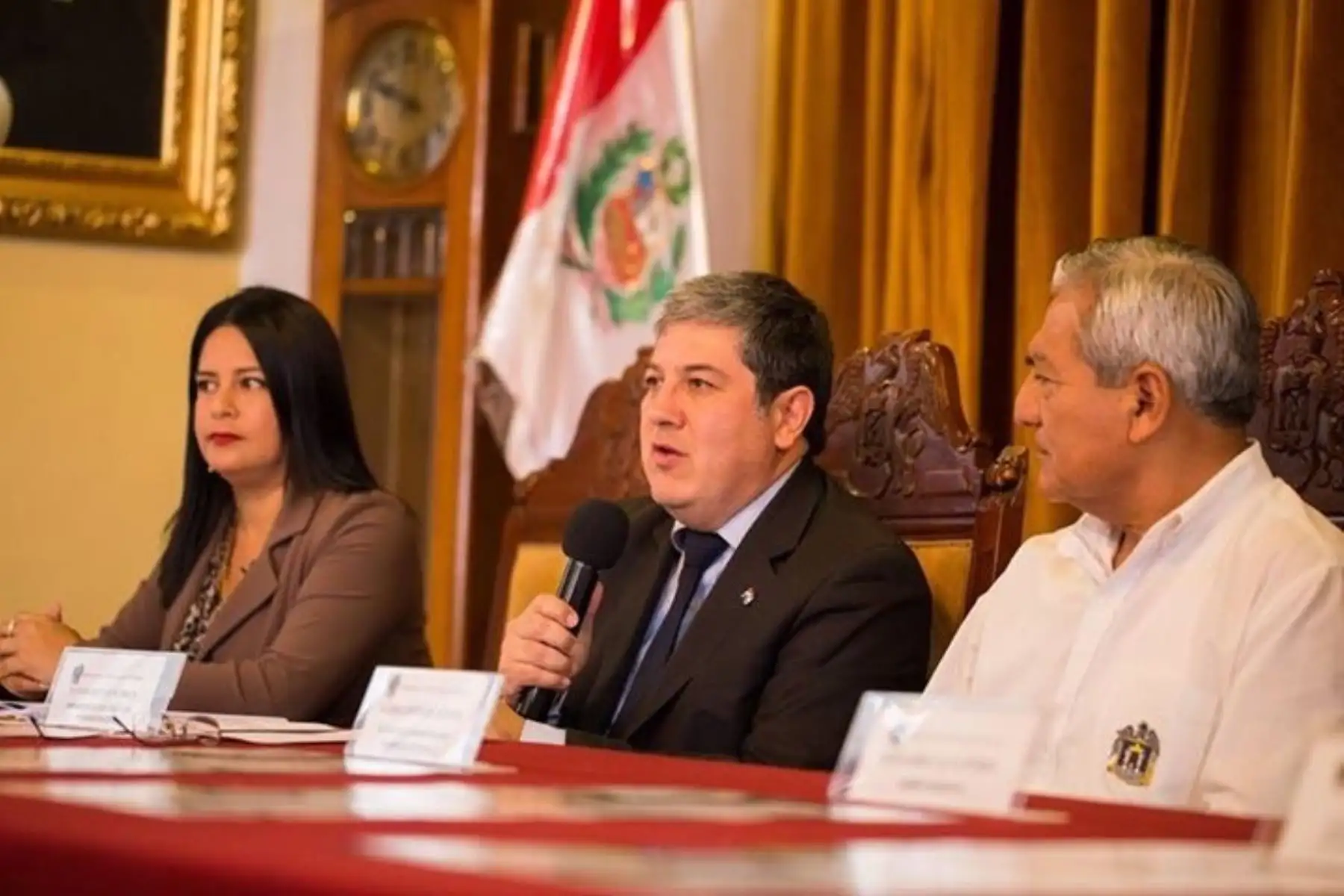 Presentación oficial de la VI Feria Internacional del Libro de Trujillo, que estuvo presidida por el alcalde provincial Elidio Espinoza, quien estuvo acompañado del embajador del Paraguay, Julio Duarte van Humbeck, quien manifestó que dicha nación presentará lo mejor de su cultura e identidad bilingüe como país invitado de honor para dar un gran realce a esta fiesta del libro, como un testimonio de amistad con el Perú y el pueblo trujillano.