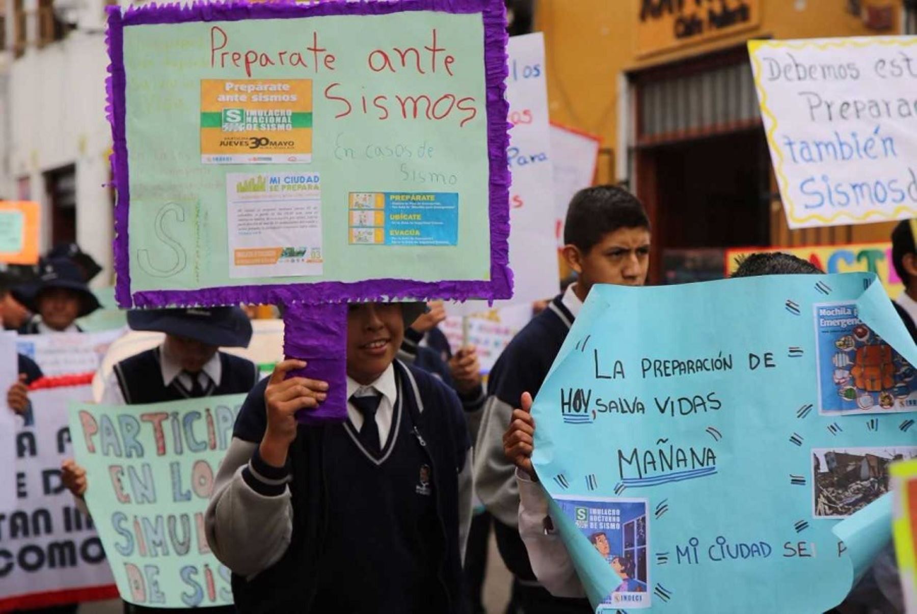 Con la finalidad de promover la participación activa y responsable de la población en el Simulacro Nacional de Sismo Nocturno, que se desarrollará este viernes 13 de octubre a las 8:00 p.m., la Subgerencia de Defensa Civil del Gobierno Regional de Ayacucho organizó un pasacalle de sensibilización denominado “Juntos por la prevención de desastres”.