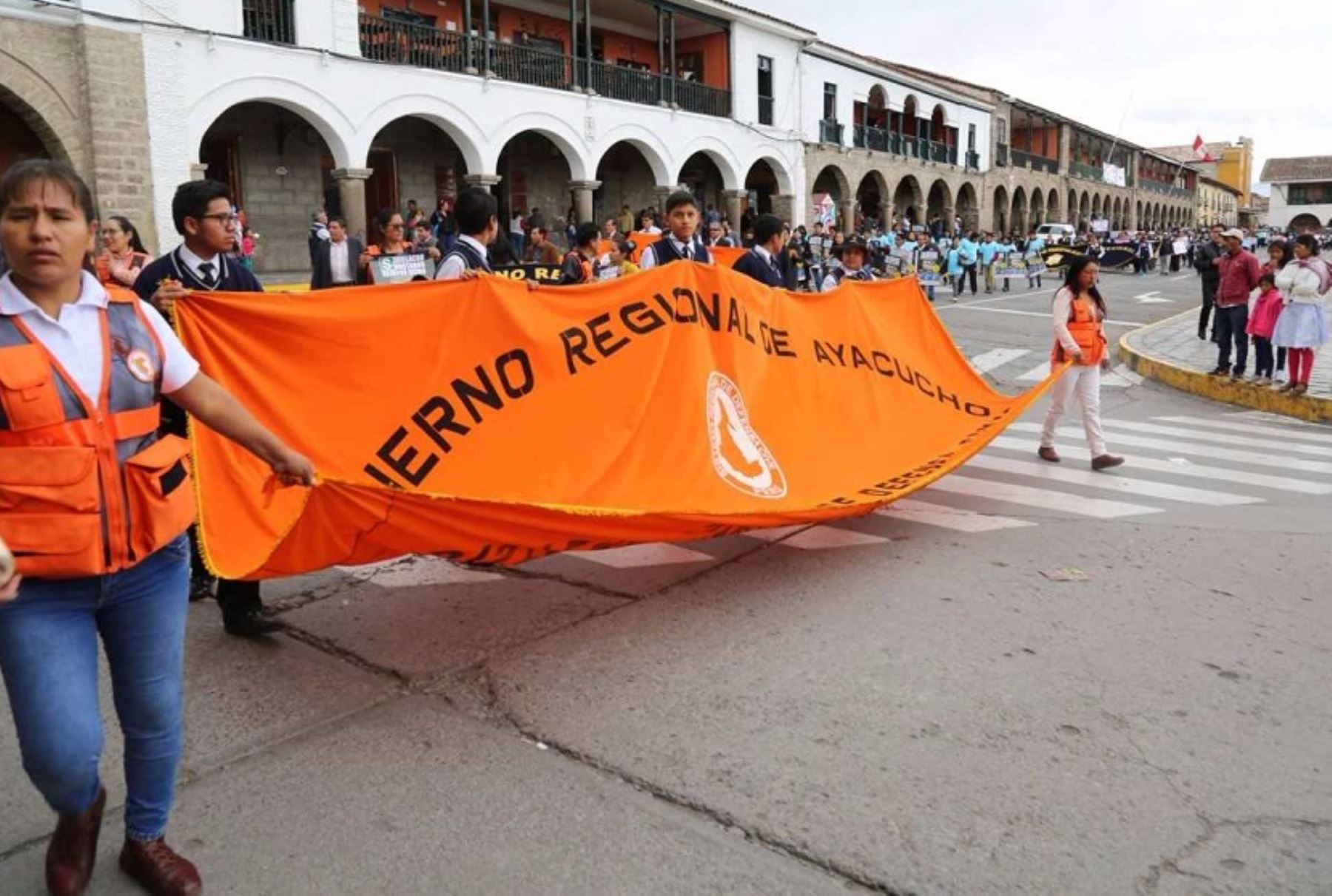 Con la finalidad de promover la participación activa y responsable de la población en el Simulacro Nacional de Sismo Nocturno, que se desarrollará este viernes 13 de octubre a las 8:00 p.m., la Subgerencia de Defensa Civil del Gobierno Regional de Ayacucho organizó un pasacalle de sensibilización denominado “Juntos por la prevención de desastres”.