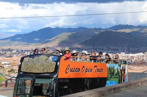Municipio prohíbe ingreso de buses turísticos a Sacsayhuamán y centro histórico de Cusco. Foto: Redes Sociales