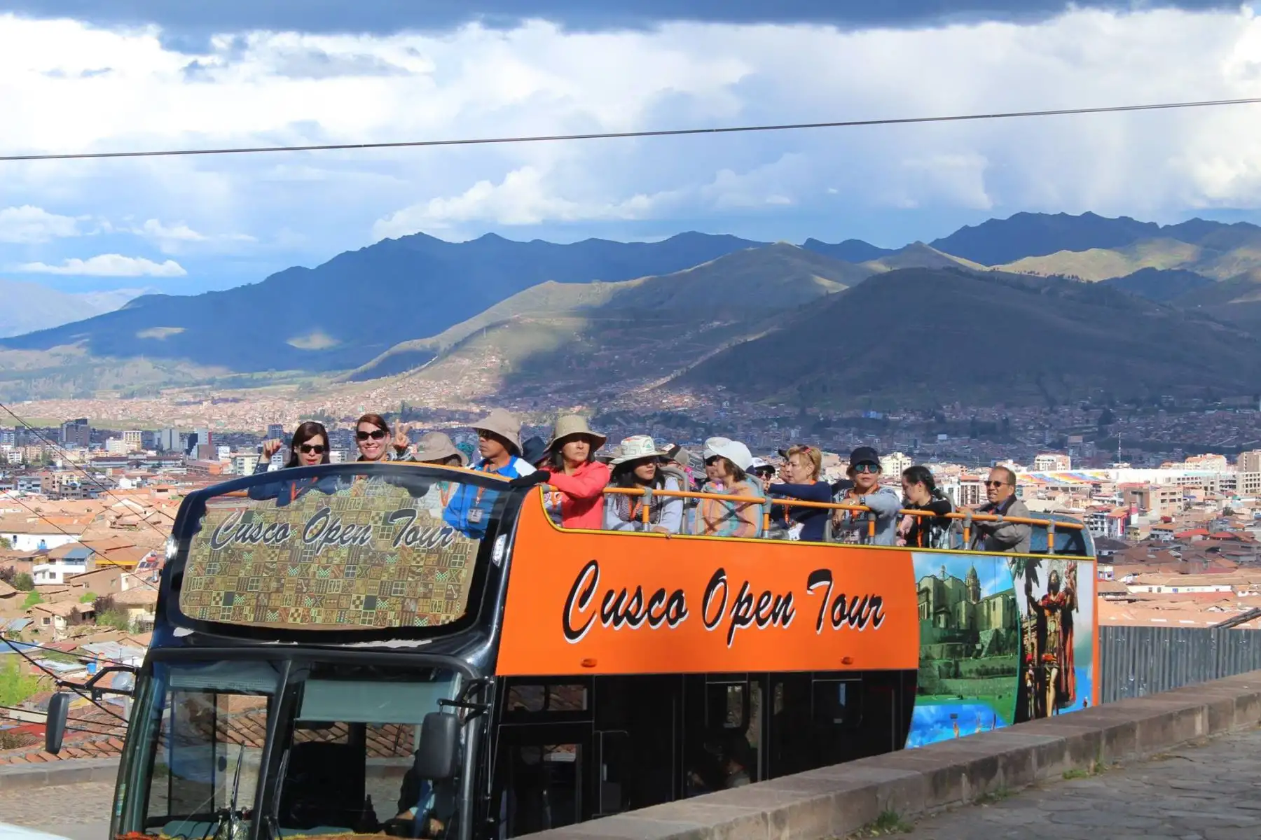 Municipio prohíbe ingreso de buses turísticos a Sacsayhuamán y centro histórico de Cusco. Foto: Redes Sociales