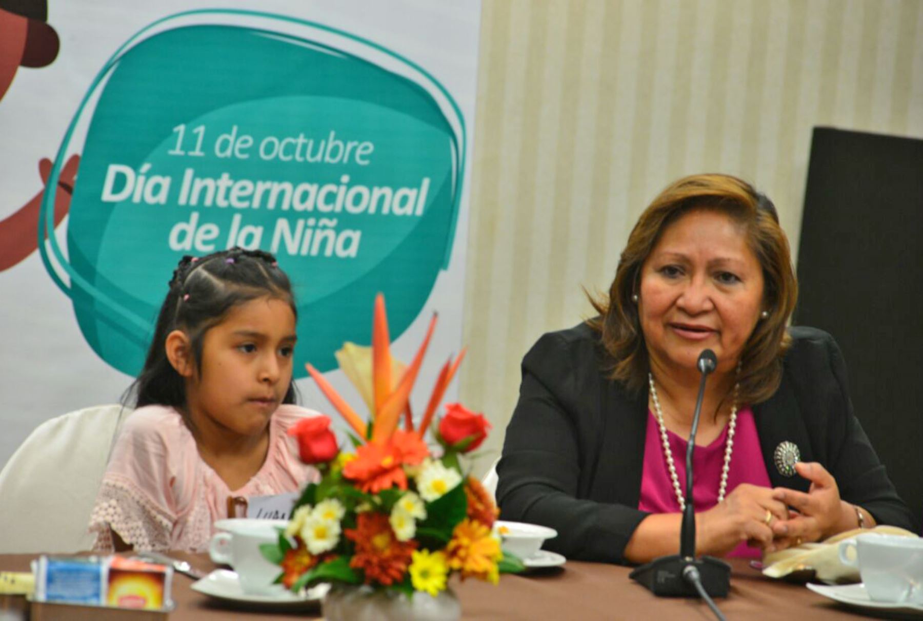 La ministra de la Mujer, Ana María Choquehuanca, inició su jornada conmemorando el Día Internacional de la Niña en el Inabif.
