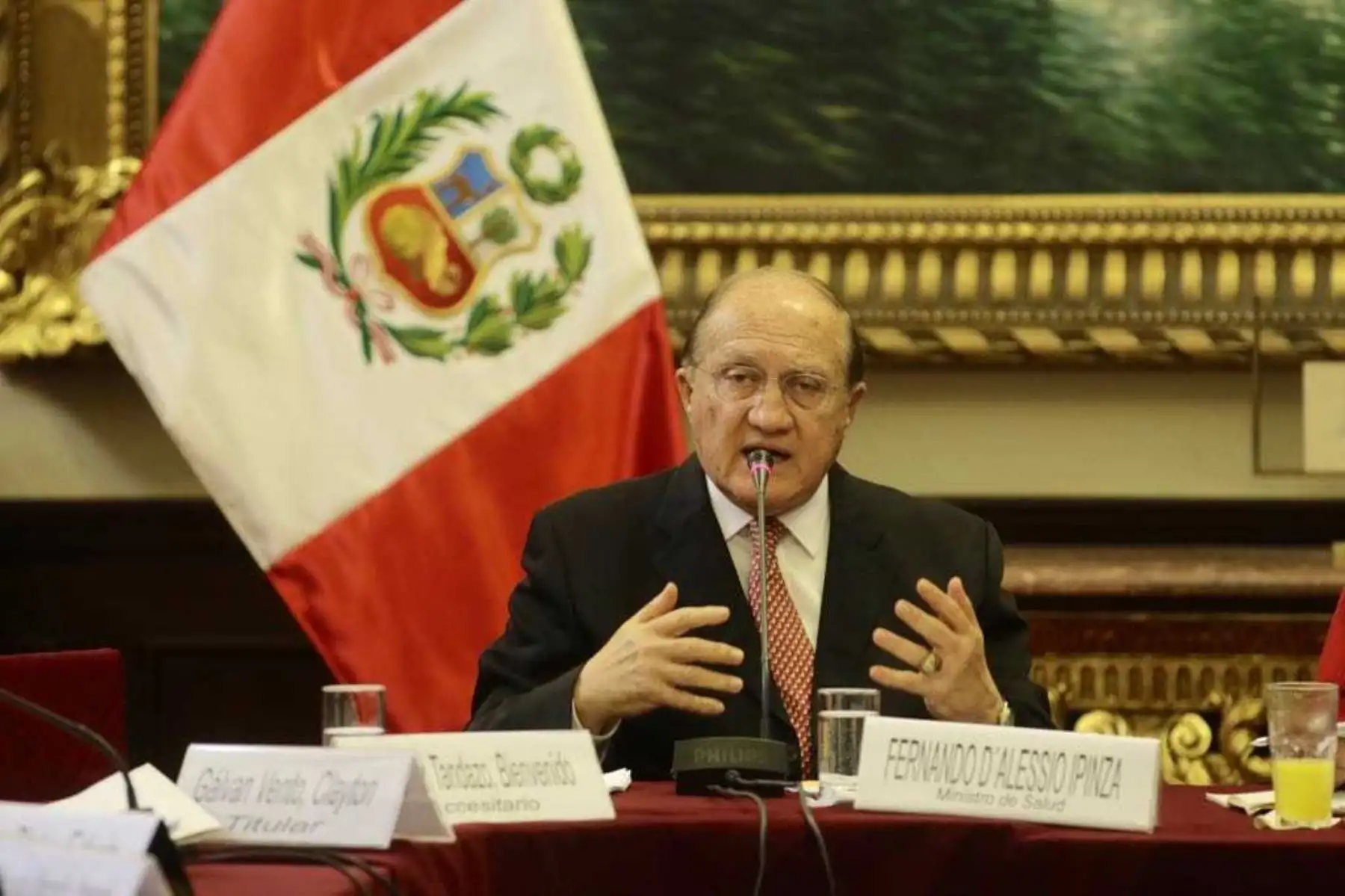 Ministro de Salud ante comisión de Presupuesto presentando pliego presupuestal de su sector.