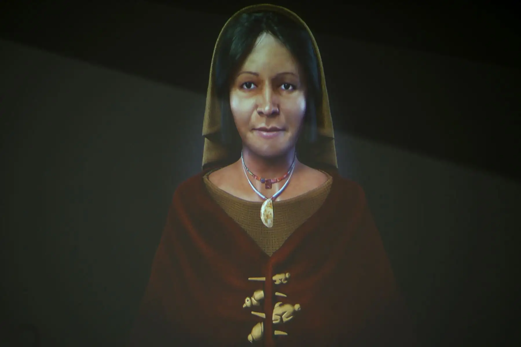 El misterio que embargaba sobre la identidad de una mujer de alto estatus social en la civilización Caral, llamada la “Dama de los Cuatro Tupus”, cuyos restos fueron encontrados en el sitio arqueológico Áspero, fue revelado hoy con la presentación de su rostro reconstruido gracias a la tecnología en tercera dimensión o 3D. ANDINA/Melina Mejía