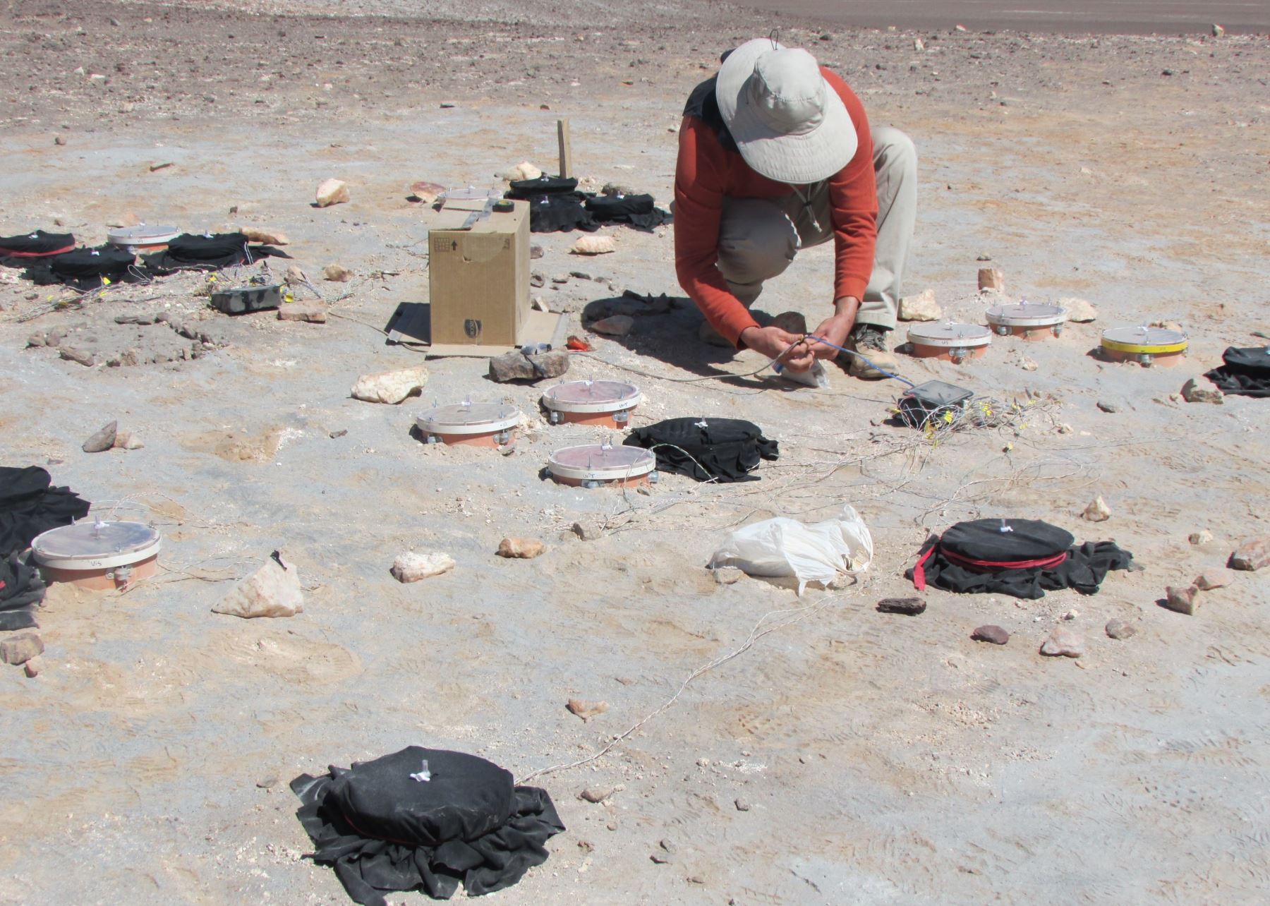 Especialistas de la NASA realizan estudios en desierto de La Joya, en Arequipa. Foto: Cortesía/Universidad Católica San Pablo de Arequipa