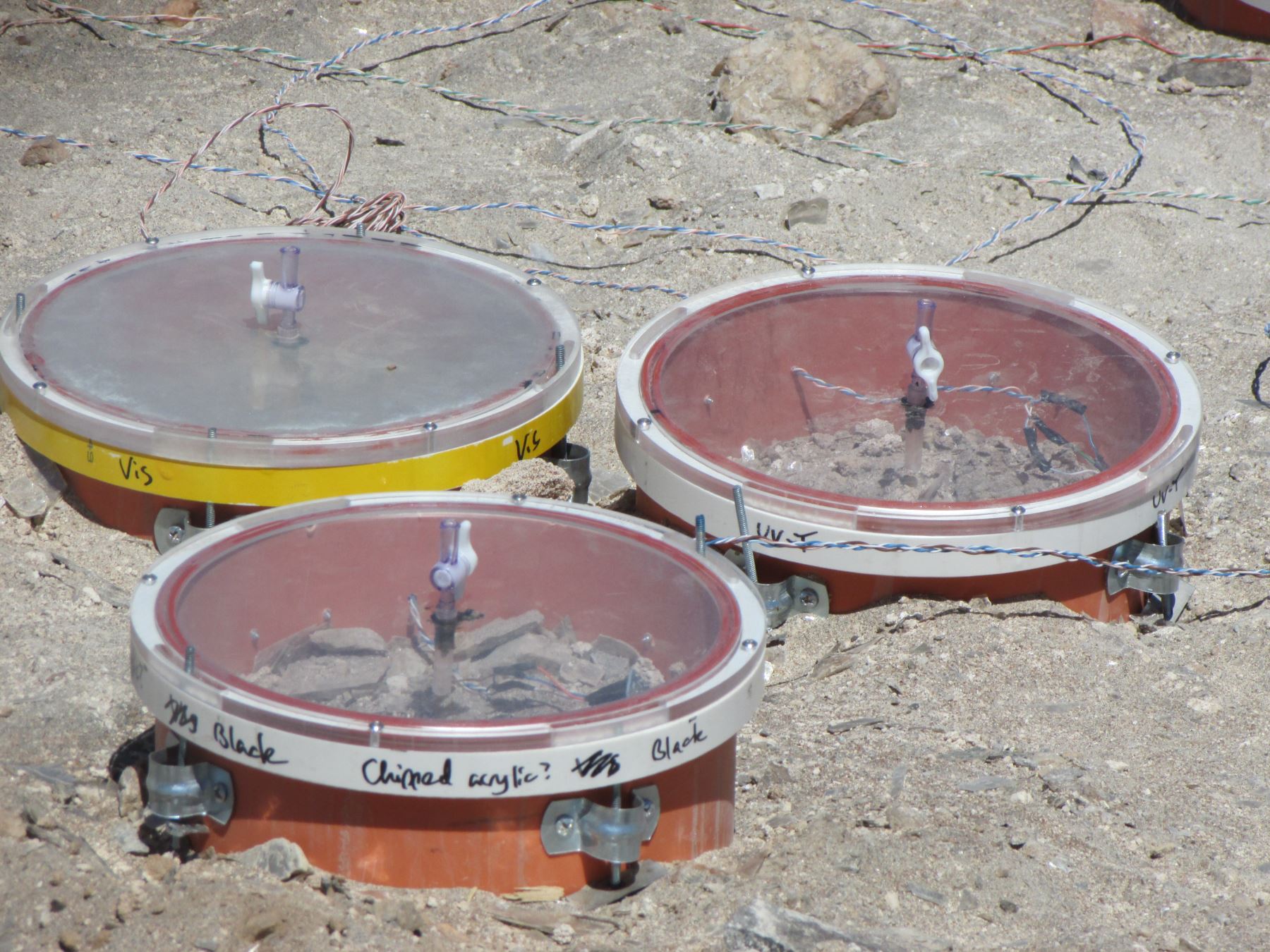 Diversos instrumentos y materiales son colocados en el desierto. Foto: Cortesía/Universidad Católica San Pablo de Arequipa