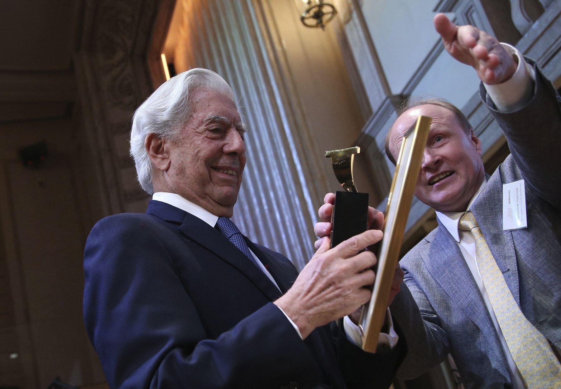 Mario Vargas Llosa recibe en el Teatro Bolshói de Moscú el premio Yásnaya Poliana. Foto: EFE