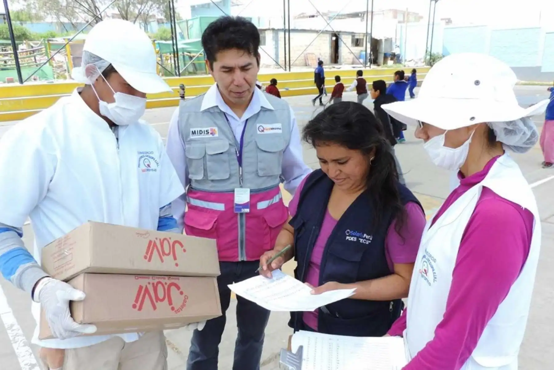 Personal de la Unidad Territorial de Arequipa del Programa Qali Warma, verificó de manera inopinada la adecuada distribución de los alimentos utilizados en el desayuno escolar que se entrega en 1,649 instituciones educativas públicas del nivel inicial y primaria de la región.