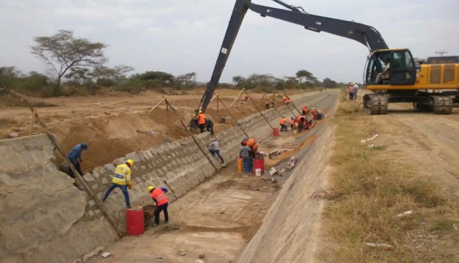 Con una inversión de 845,967.32 soles, fondos provenientes de la tarifa de agua, se ejecutan los trabajos de descolmatación y reparación del canal Taymi, en la región Lambayeque, principal obra de infraestructura del Sistema Mayor de Tinajones.