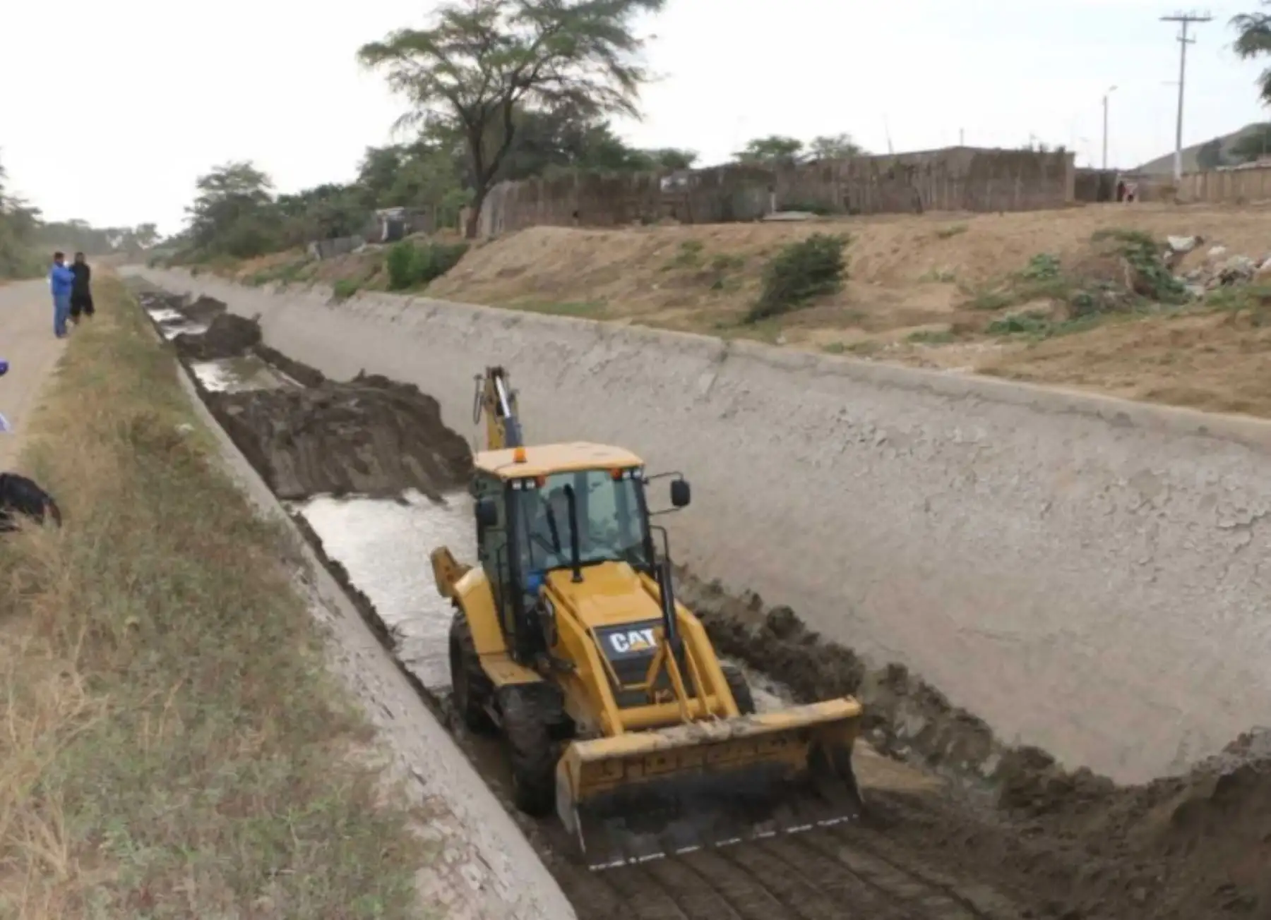 Un conjunto de obras adjudicadas y en ejecución, como canalización y limpieza de ríos, rehabilitación de barreras ribereñas y diques, entre otros, en las regiones afectadas por El Niño Costero han demandado hasta ahora recursos por 915 millones de soles, informó la Autoridad para la Reconstrucción con Cambios (ACC). ANDINA/Difusión