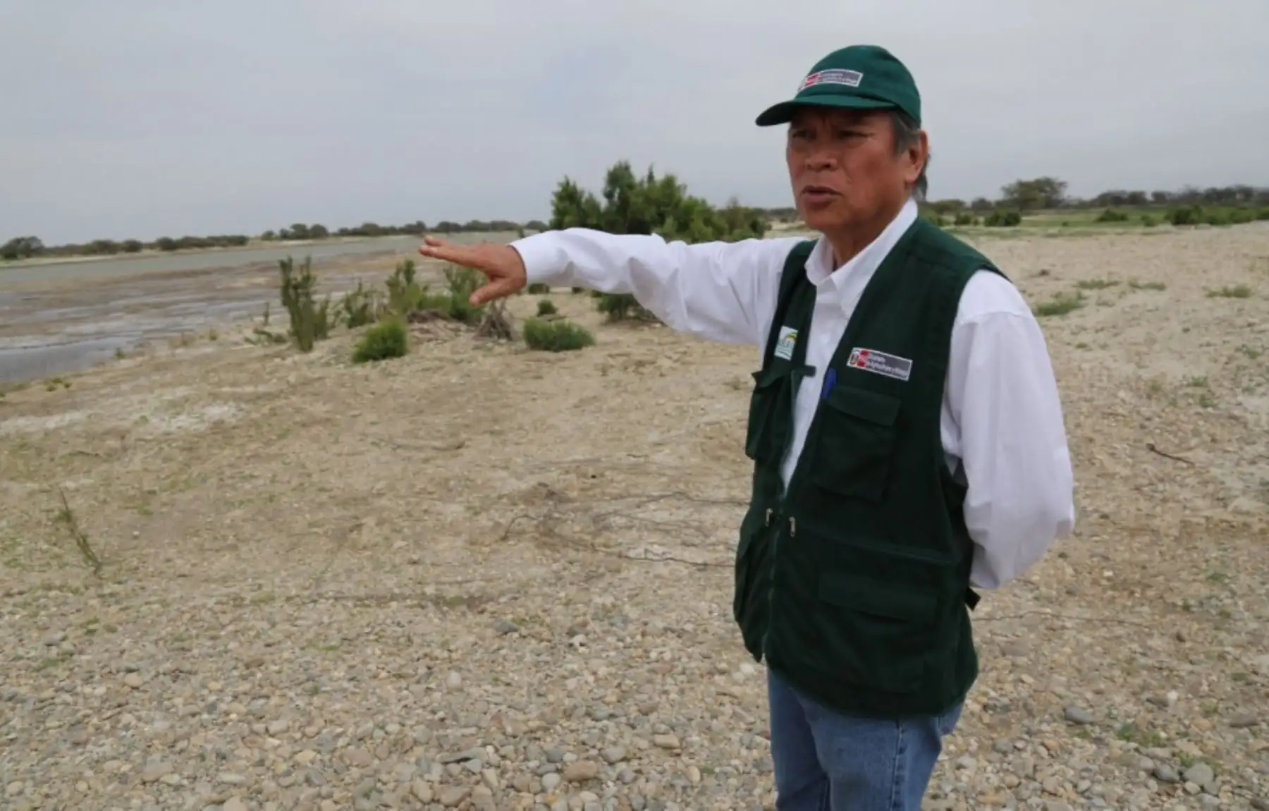 Director ejecutivo de Agro Rural, Alberto Joo Chang, supervisa trabajos de encauzamiento de los ríos Chira y Piura para prevenir daños ante la proximidad de la temporada de lluvias.