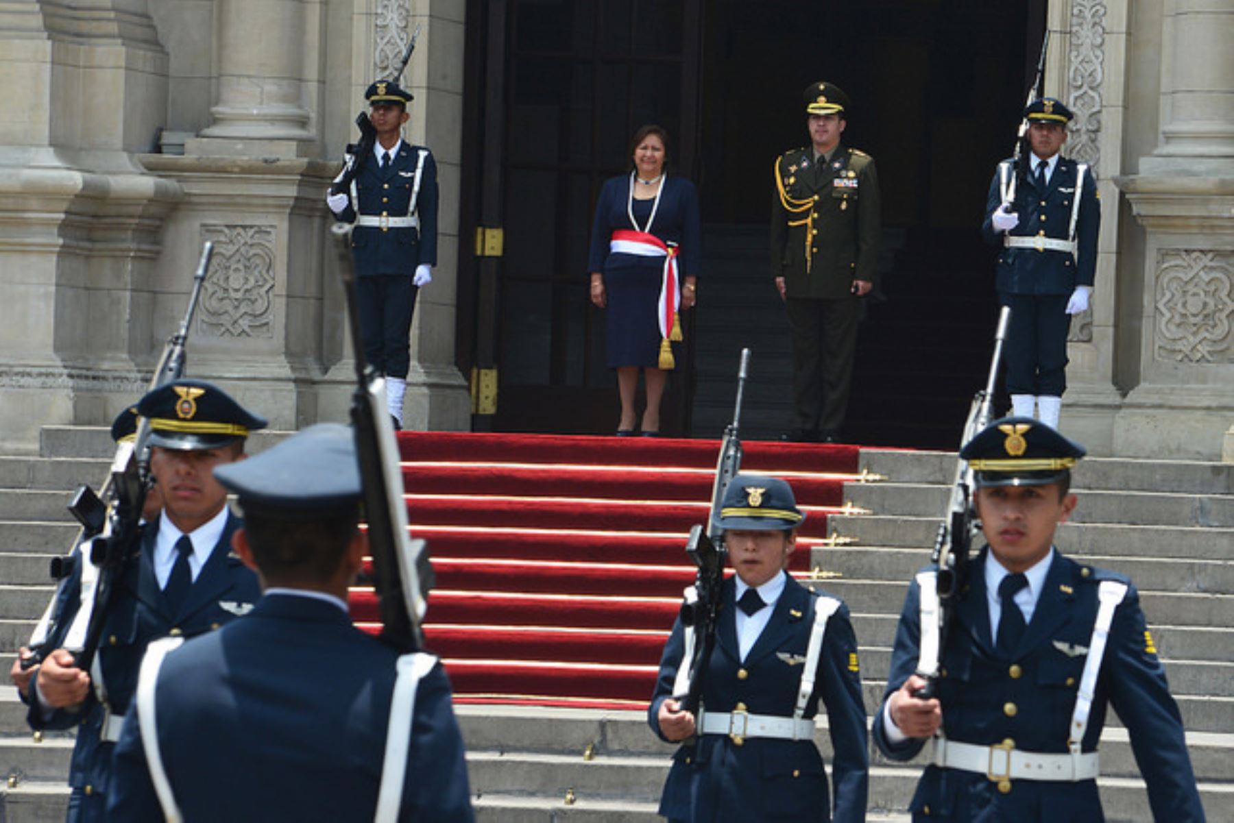 Ministra Ana María Choquehuanca presidió Cambio de Guardia en Palacio de Gobiernos.