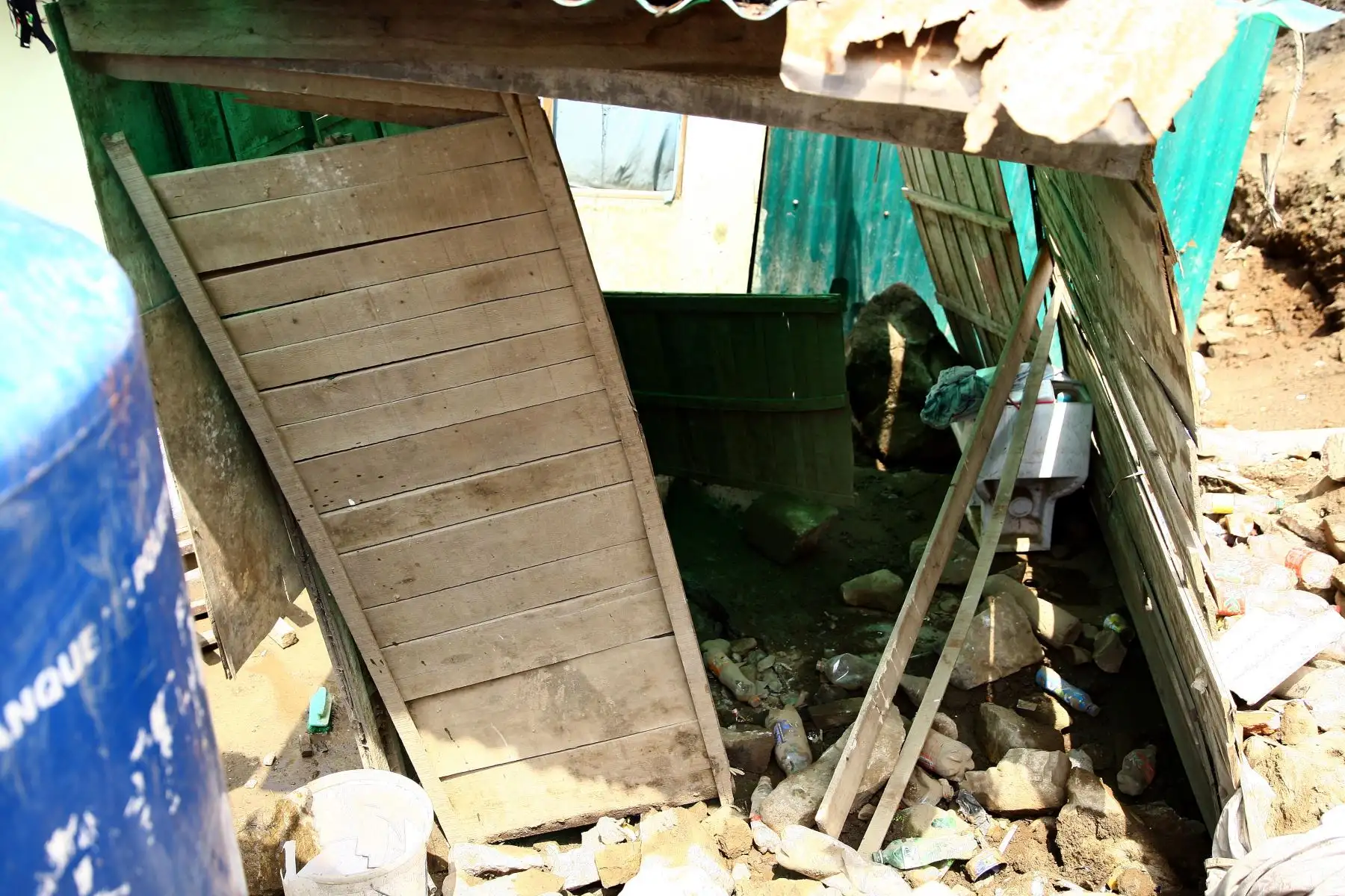 Cuatro menores murieron y una mujer resultó herida, al caer un deslizamiento sobre su vivienda ubicada en el sector Río Colorado, en el distrito de Pozuzo, provincia de Oxapampa, región Pasco, informó el Instituto Nacional de Defensa Civil (Indeci). ANDINA/Luis Iparraguirre