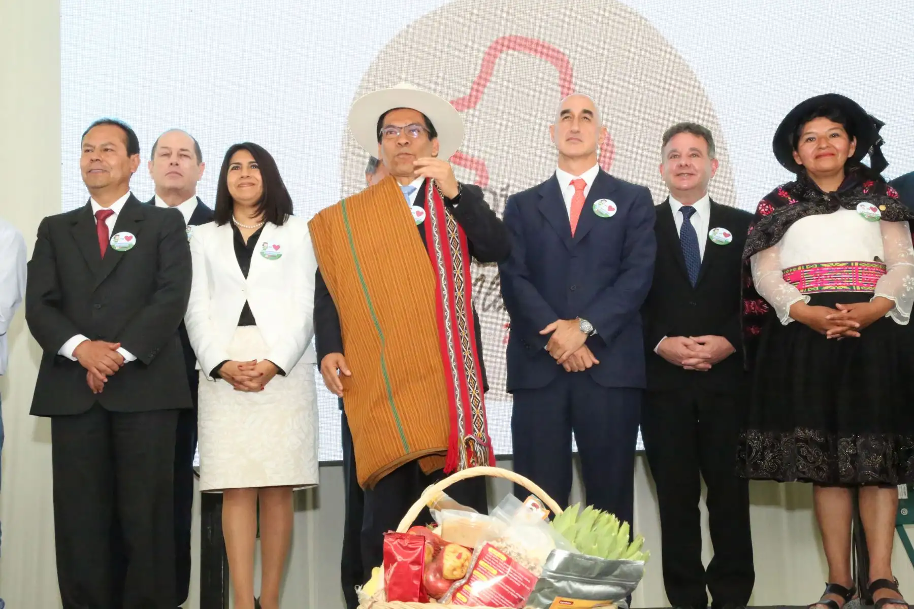Ministro de Agricultura y Riego, José Manuel Hernández (con poncho) celebra el Día Mundial de la Alimentación. Foto: Minagri.