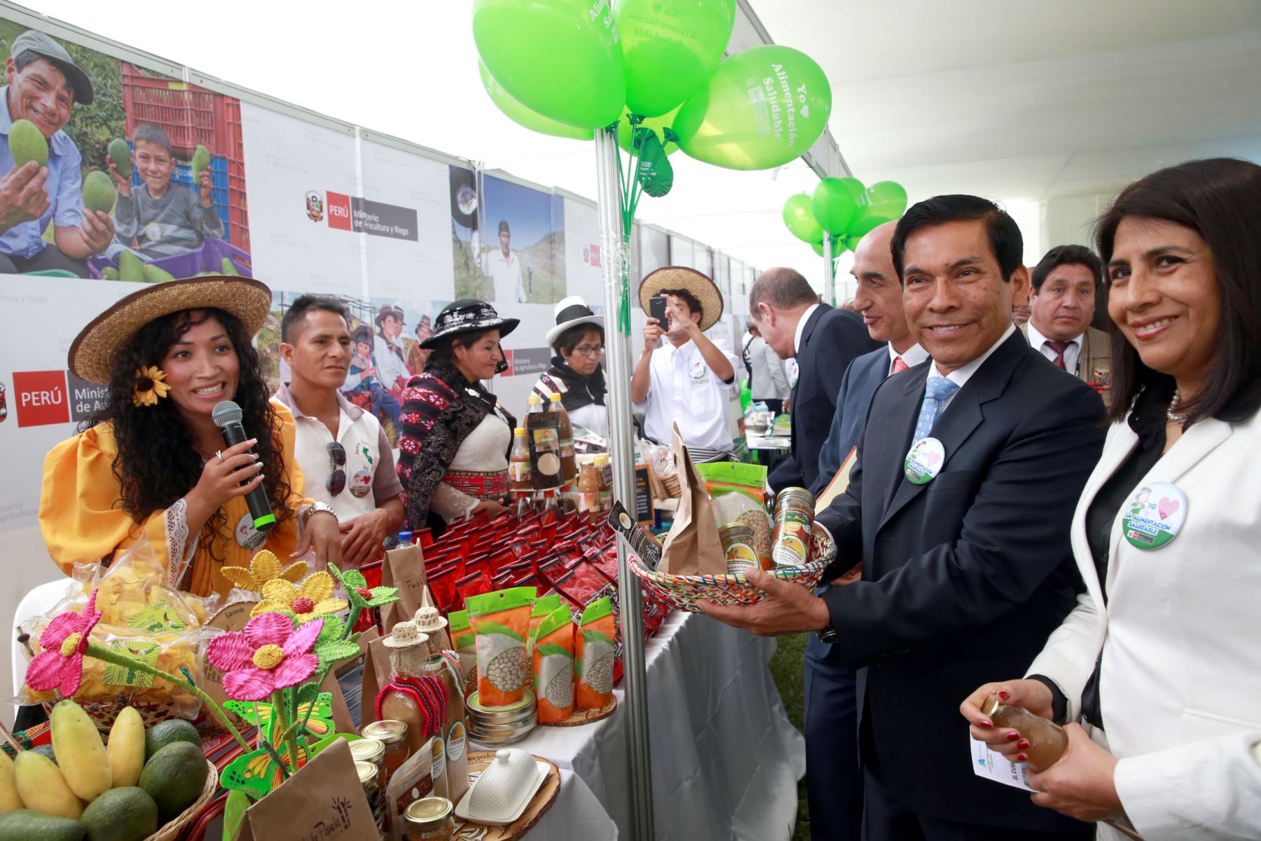 Ministro de Agricultura y Riego, José Manuel Hernández y la representante de la FAO en el Perú, María Elena Rojas, en celebración del Día Mundial de la Alimentación.Foto:  ANDINA/Dante Zegarra.