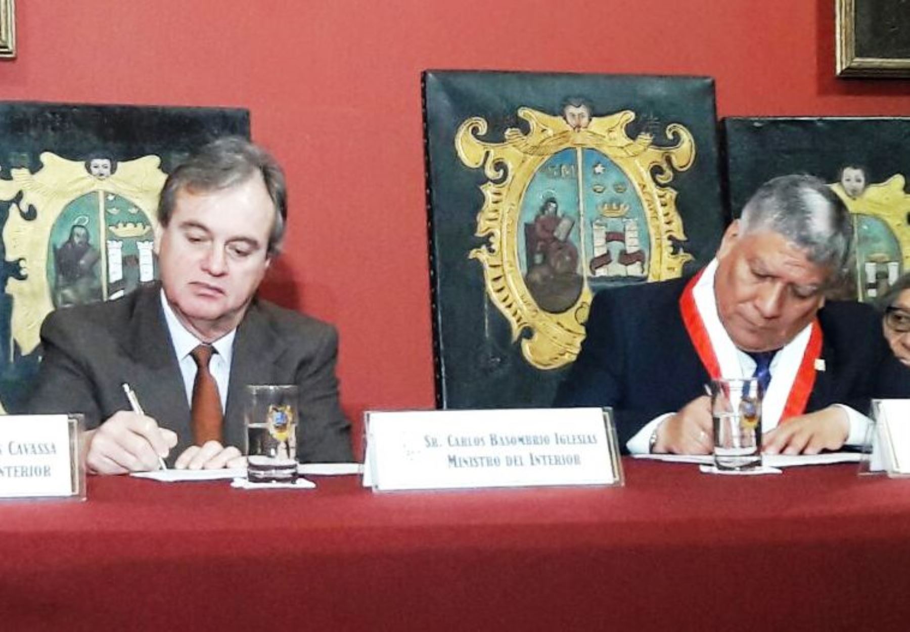 El ministro del Interior, Carlos Basombrío, y el rector de la universidad de San Marcos, Orestes Cachay, suscribieron un convenio de cooperación interinstitucional. Foto: ANDINA/Difusión.