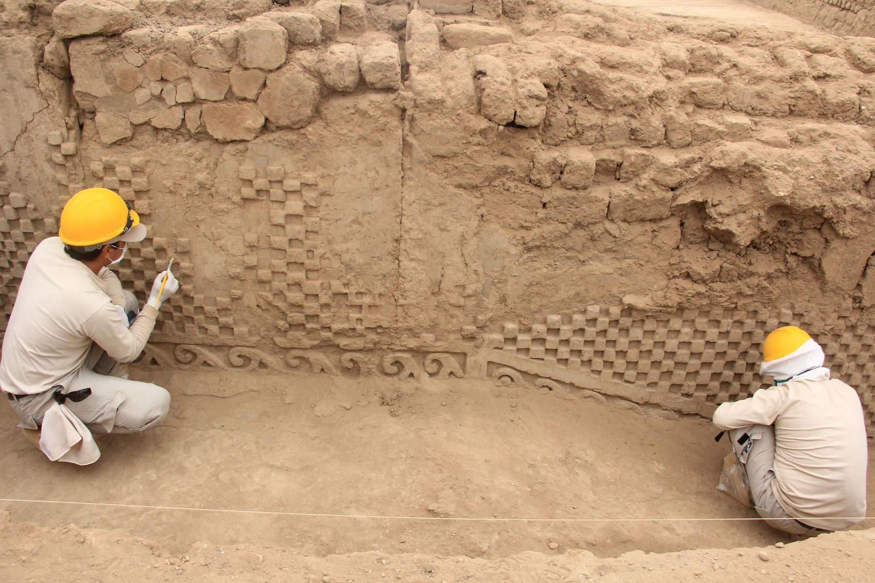Hallan relieves de olas y escaques en muros perimetrales de Utzh An, en la ciudadela Chan Chan. ANDINA/Luis Puell