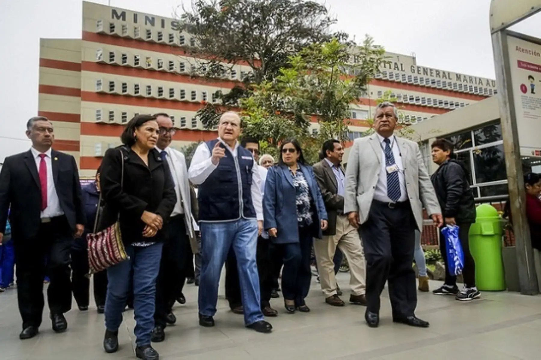 Ministro de Salud, Fernando D’Alessio, visita hospital María Auxiliadora.
