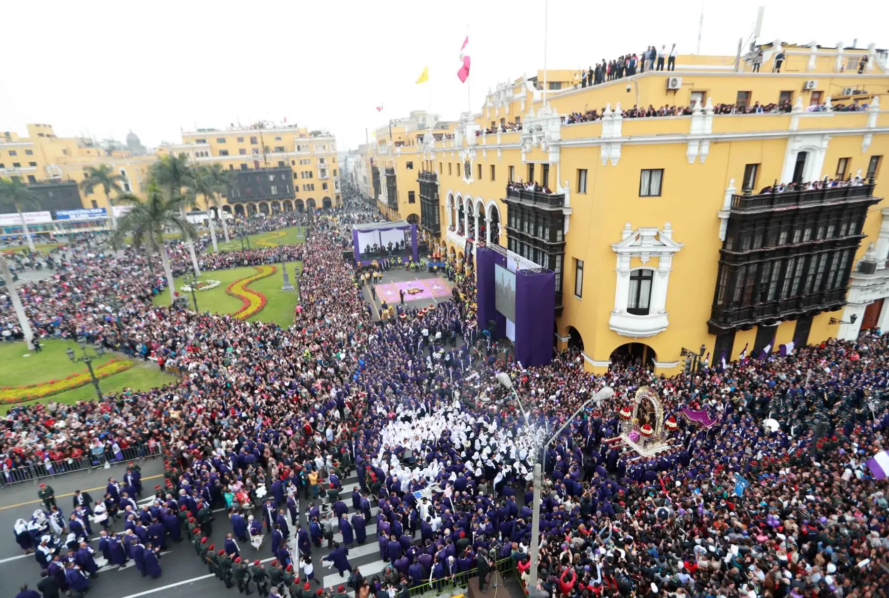 Homenaje a la venerada imagen del Señor de los Milagros en la Plaza de Armas. .Foto: ANDINA/Carlos Lezama