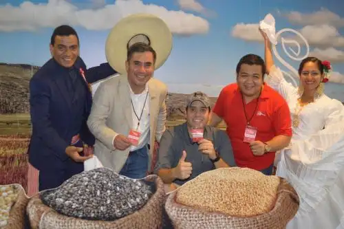 Los asistentes saborearon el cebiche, seco de res a la norteña, pollo a la brasa, causas, tamal de chicharrón, entre otros potajes.