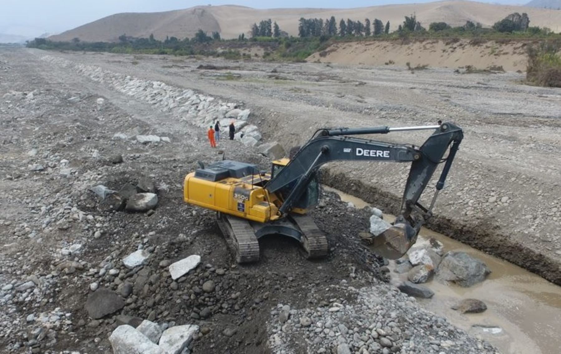 Descolmatación y reforzamiento de defensas ribereñas en cauces de ríos de la región Lima.
