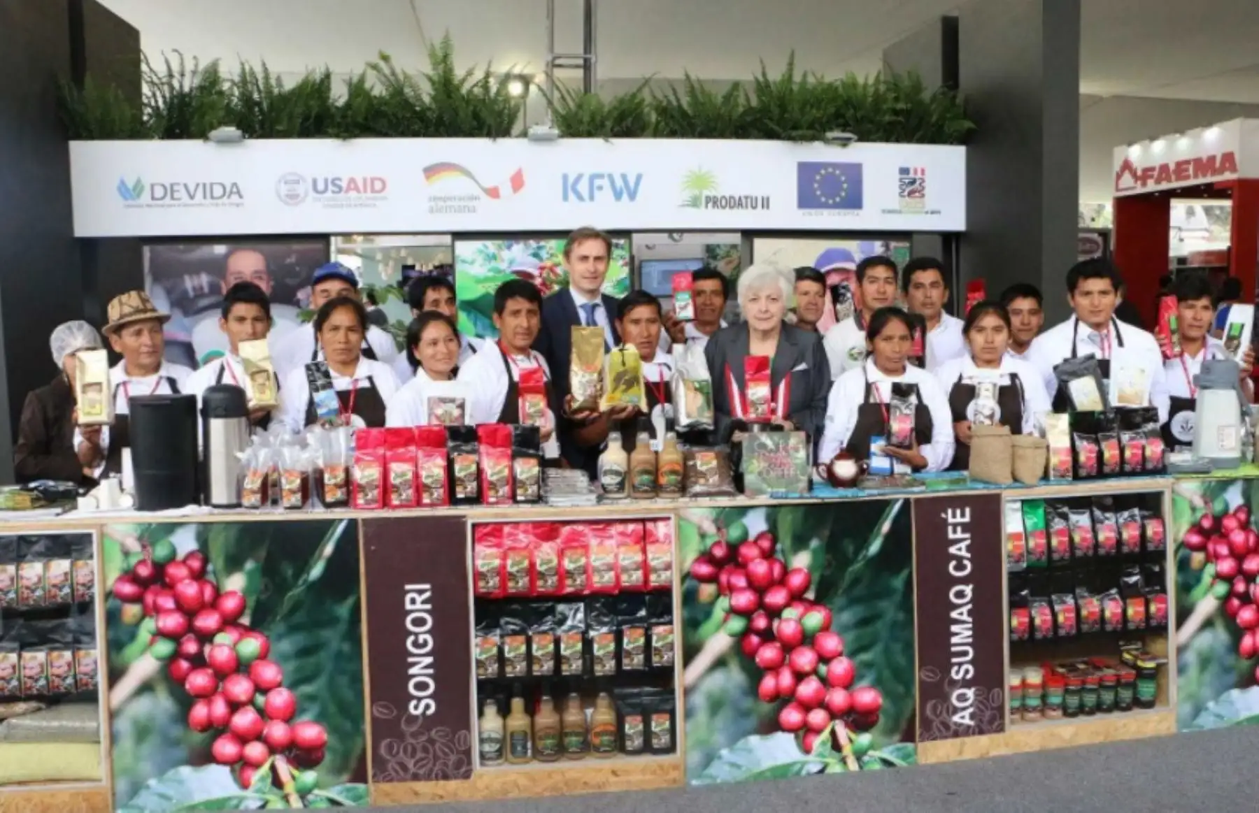 Con al apoyo de la Comisión Nacional para el Desarrollo y Vida sin Drogas (Devida) 17 asociaciones de agricultores de zonas del Vraem, Tingo María, Puno y Tarapoto que han optado por el cultivo de este producto en lugar de la hoja de coca, expondrán sus productos en la Expo Café Perú 2017, que se inicia mañana jueves en la Explanada del Parque de la Exposición.