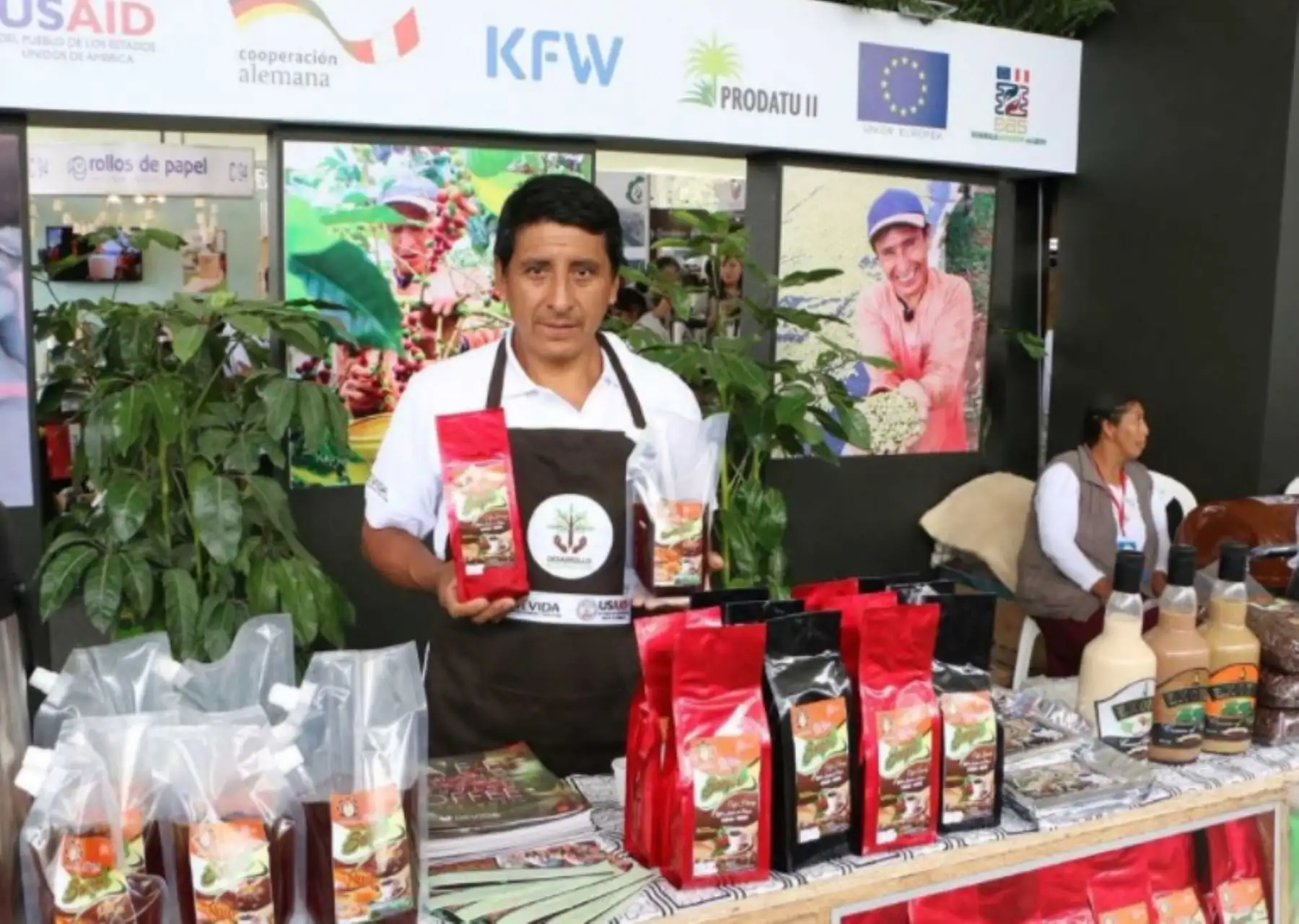 Con al apoyo de la Comisión Nacional para el Desarrollo y Vida sin Drogas (Devida) 17 asociaciones de agricultores de zonas del Vraem, Tingo María, Puno y Tarapoto que han optado por el cultivo de este producto en lugar de la hoja de coca, expondrán sus productos en la Expo Café Perú 2017, que se inicia mañana jueves en la Explanada del Parque de la Exposición.
