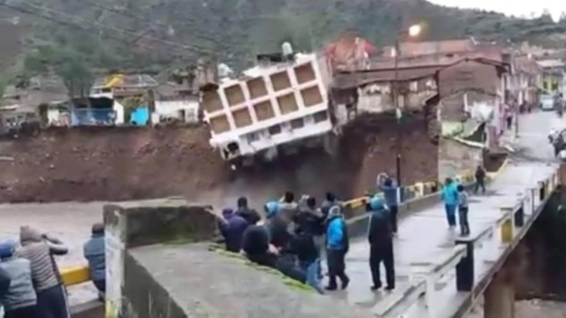 La Autoridad para la Reconstrucción con Cambios anunció la solución definitiva para evitar desbordes en el río Sicra, en la región Huancavelica, y daños como el desplome de un hotel ocurrido a inicios de este año debido a las intensas lluvias y aumento del caudal provocados por El Niño Costero.