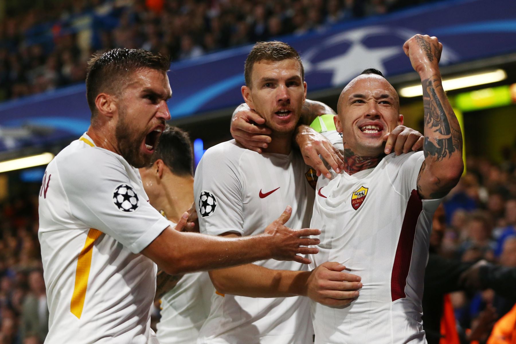 Edin Dzeko de AS Roma celebra un gol ante el Chelsea. Foto: Efe.